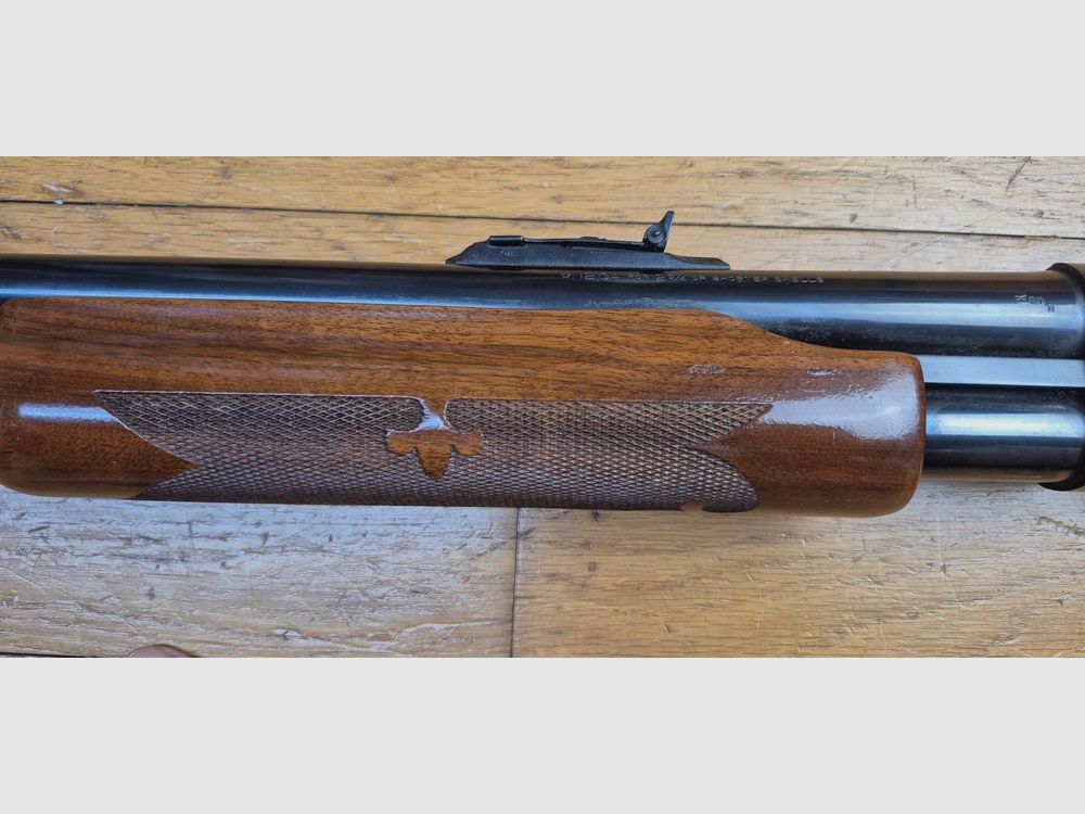 Sehr schönes Remington Pumpgewehr – Mod 870 Wingmaster – Glatter Lauf von 51 cm – Kaliber 12/70 – Kapazität 4+1 (!) erweiterbar – „Luxus“-Fertigungen – Zuverlässige, einfache und legendäre Waffe – Ausgezeichneter Zustand – TBE+/TBE++, Bild 41 von 45