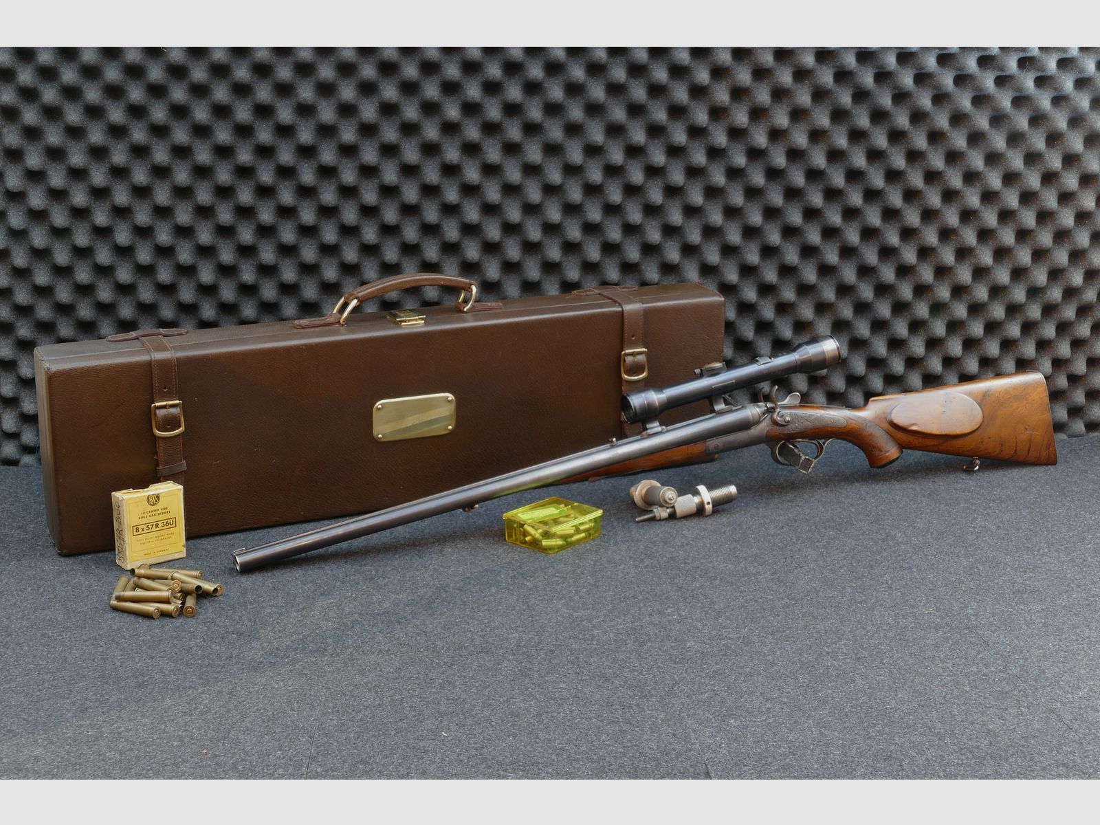 Fucile a canne sovrapposte di Ferlach, calibro 8×57 R‑360 / 16/65, cannocchiale Kahles Vienna H/4×, valigetta in pelle, matrici, bossoli e proiettili (173)