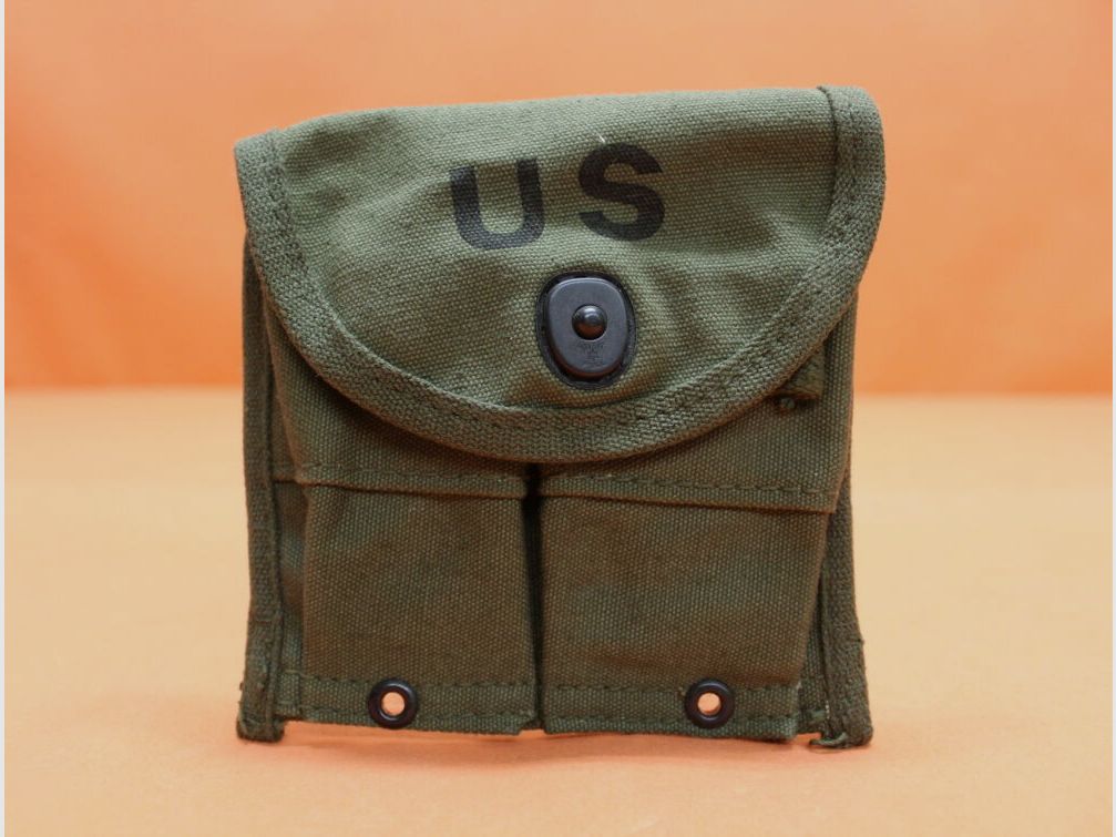USGI SURPLUS U.S. Carbine .30 M1: Tasche per caricatore USGI 2x15 colpi, tessuto olivastro, timbrata: "US" e "POCKET, AMMUNITION MAGAZINE (Calibro .30, M-1, CARBINE O RIFLE)