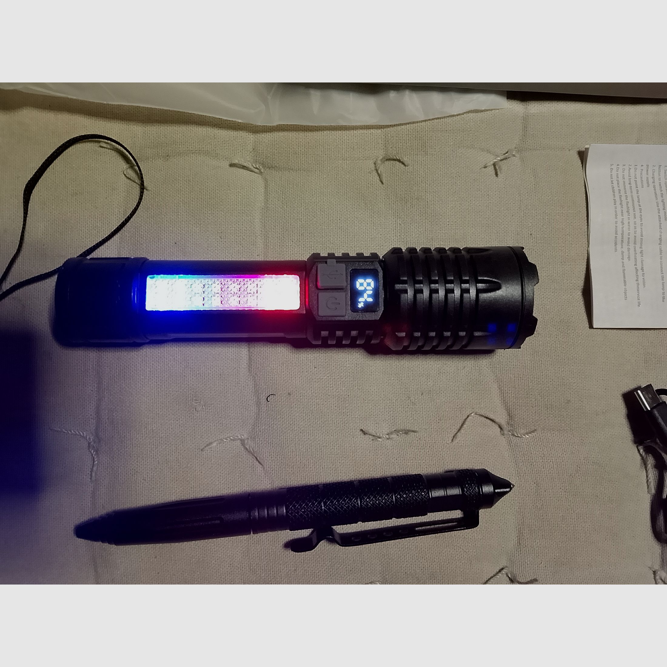 Penna Difensiva Torcia Tattica Frantuma Vetro Torcia Ricaricabile USB Zoom Stroboscopica Rossa Blu Luce Lampeggiante Funzione Outdoor Campeggio