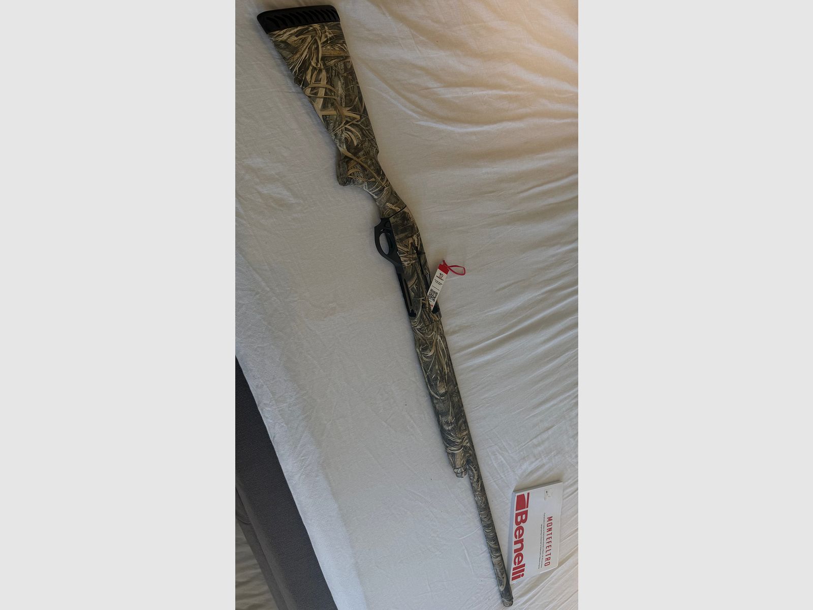     Zadbaną Benelli Montefeltro strzelbę samopowtarzalną 12/76 w kamuflażu