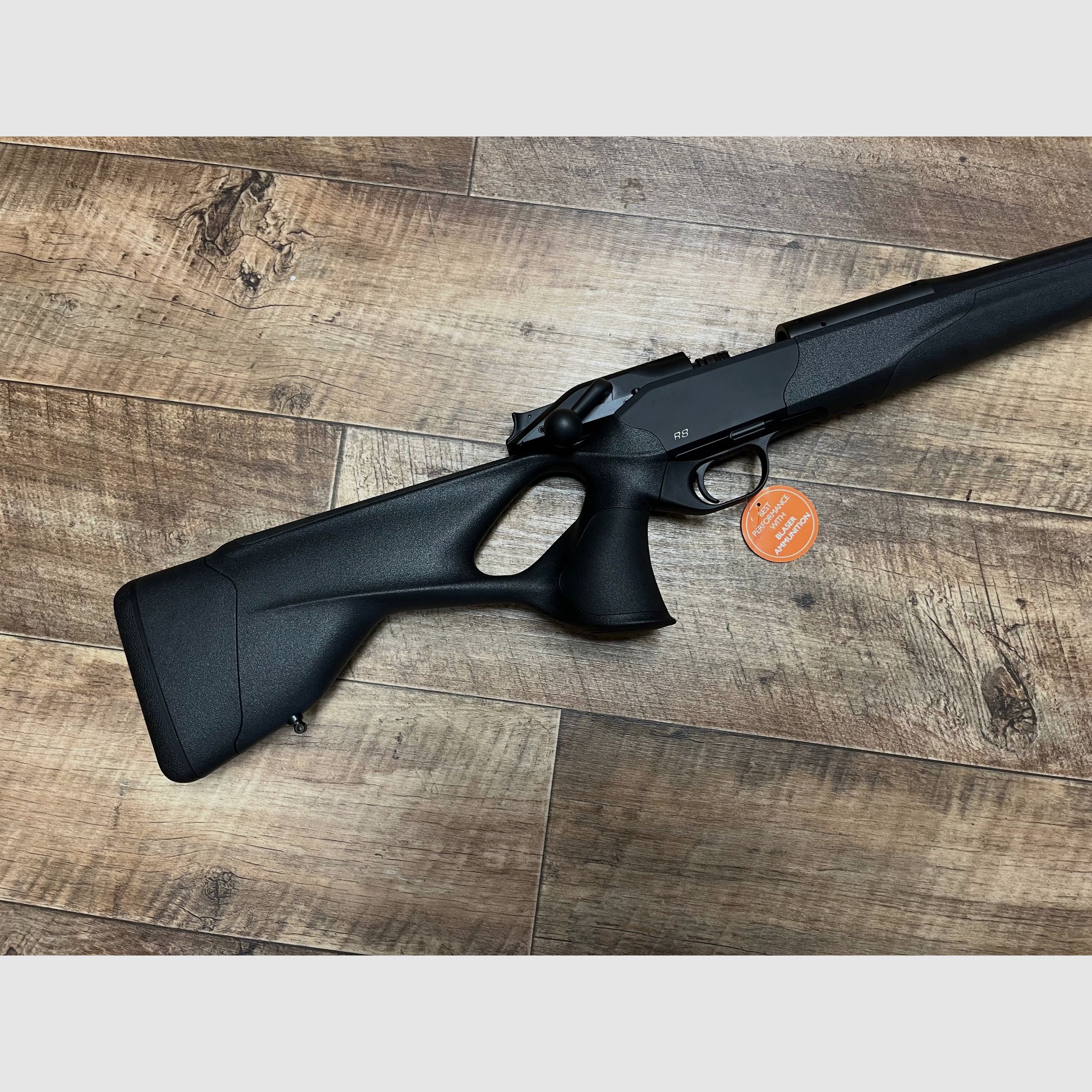 Blaser R8 Ultimate couleur spéciale NOIR avec logo R8 noir