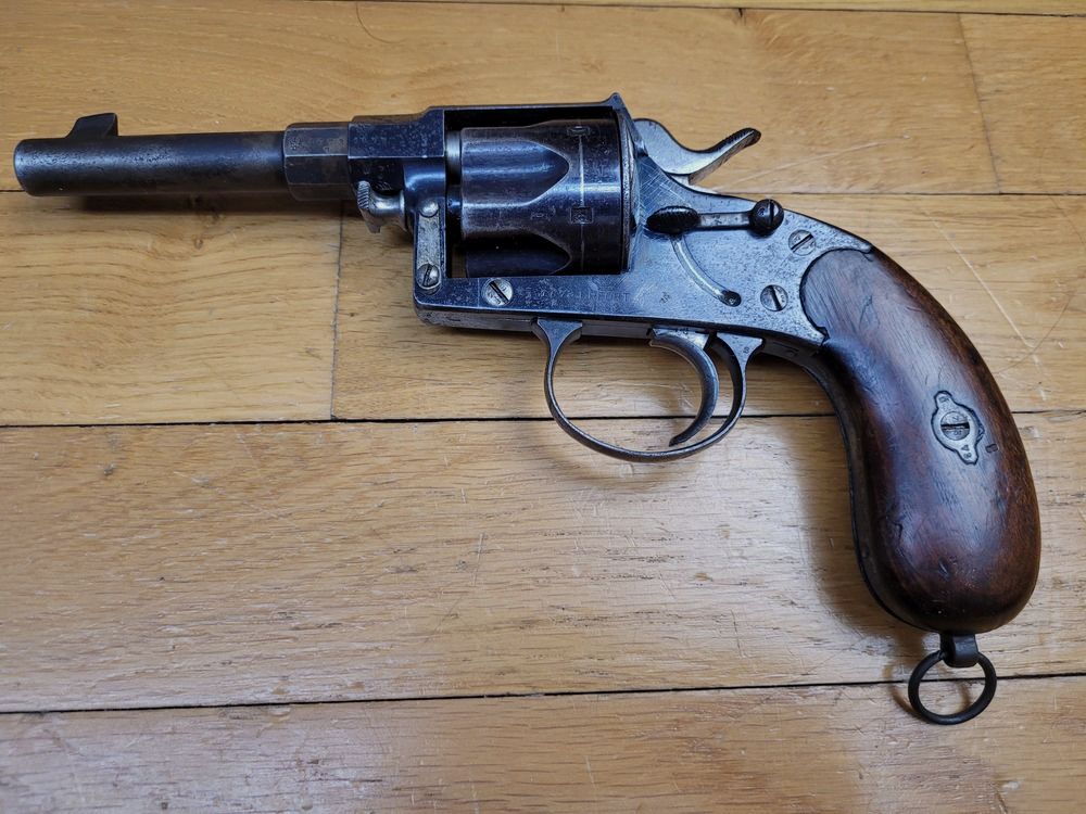 Sehr schöner Reichsrevolver 1883 – Kal. 10,4 original – Herstellung Erfurt von 1893 – Schöne reguläre Stempel – 80% seiner ursprünglichen glänzenden Brünierung – Wunderschöner Lauf und Kammern – Waffe mit einer Matrikelnummer – Seltenes originales Schneider Briegl-Futteral – TBE+, Bild 2 von 27