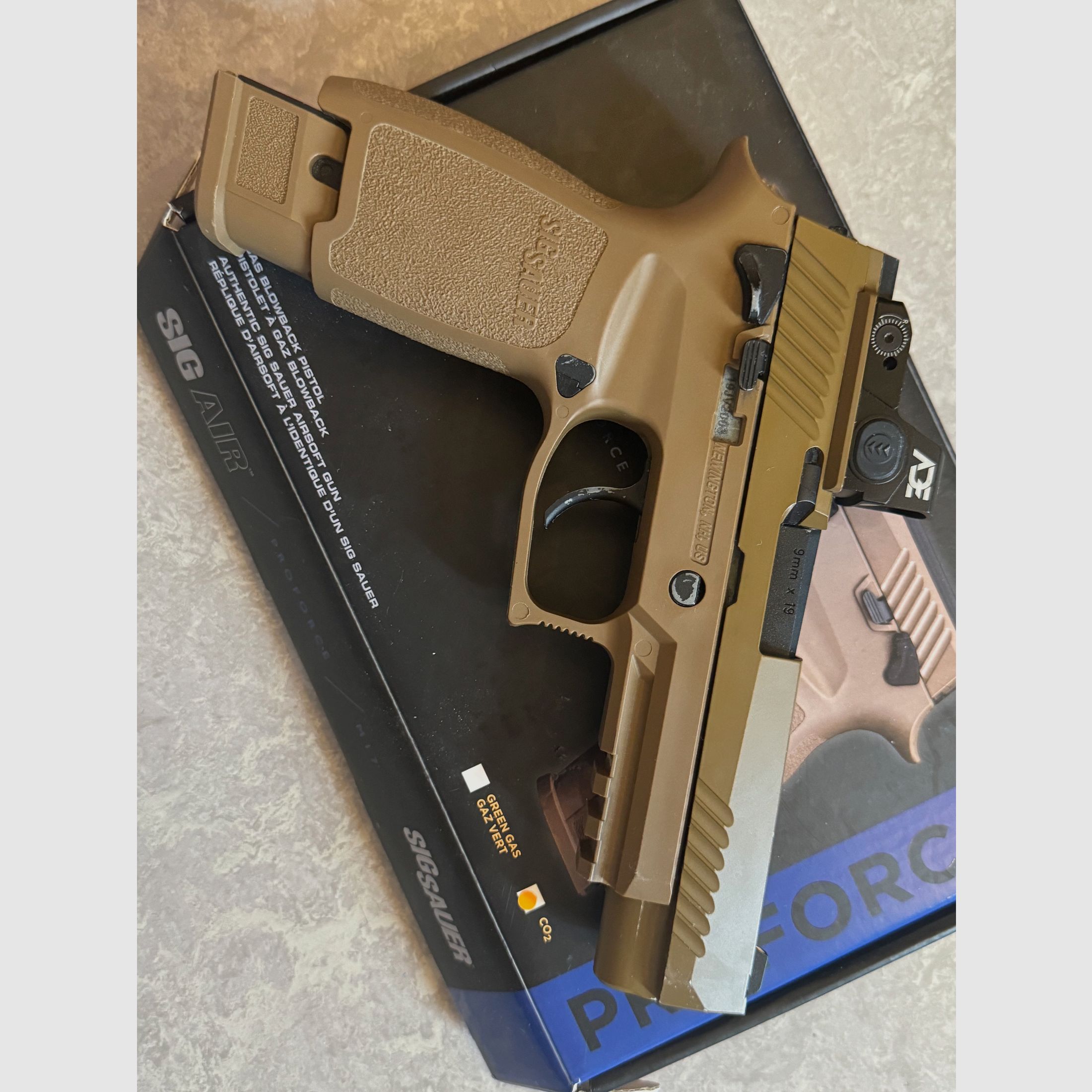SIG Sauer M17 CO2 GBB Pistole inkl. ADE Raptor Red Dot & AMG High Output Valve