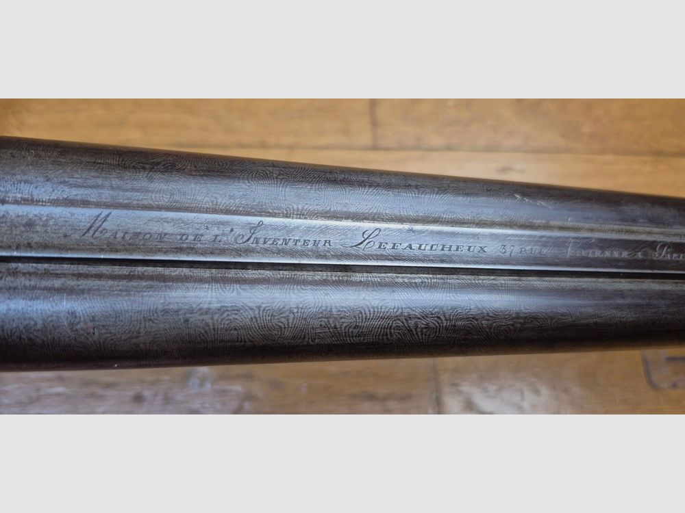 Sehr schönes Seitengewehr – Signiert auf der Laufbande „Maison de l’Inventeur Lefaucheux – 37 rue Vivienne in Paris“ – Wunderschöne Damaschusläufe – Kal. 16 – Brünierung bei 85% – Wunderschöne Gravuren an Beschlägen und Teilen – Alle Schrauben guillochiert – Schaftplatte aus Ebenholz – Sehr schönes rotes Nussbaumholz – Ausgezeichneter mechanischer Zustand – Kein Spiel – Läufe innen noch sehr sauber trotz alter Oxidation – Und ein „ECHTER“ Lefaucheux! – Waffe in TBE insgesamt – TBE, Bild 1 von 47
