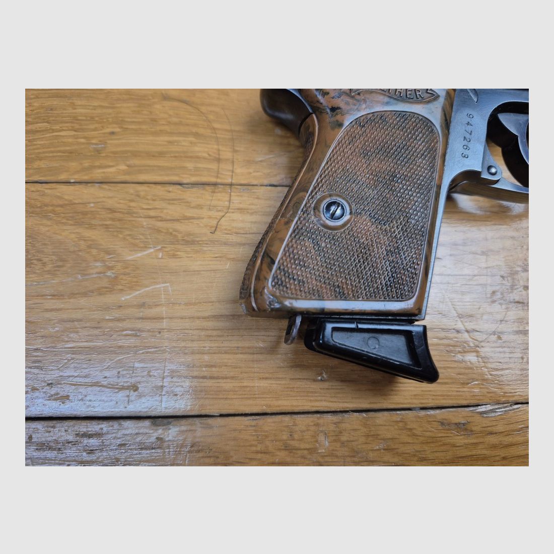 Sehr schöner Walther PPK Pistol – Herstellung Walther Zella-Mehlis Mitte / Ende 1936 – Kal. 7,65 – Sehr schöne Brünierung – Riemenring – Kleiner Zivilist, der zur Polizei übergeben wurde! – Spiegel-Lauf – TBE+, Bild 17 von 19