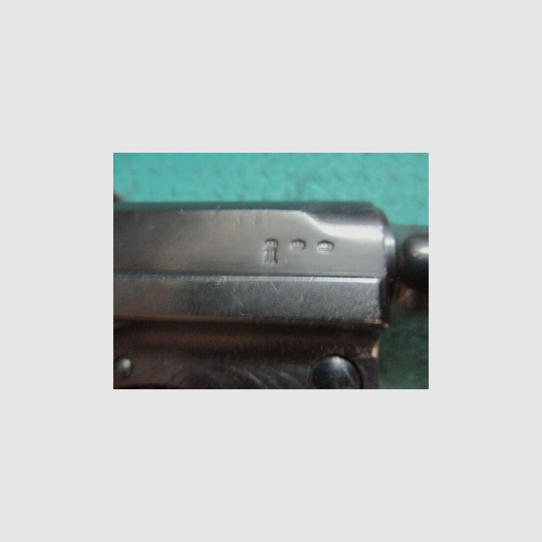 Pistolet 08 de la police populaire Vopo avec tampon 08