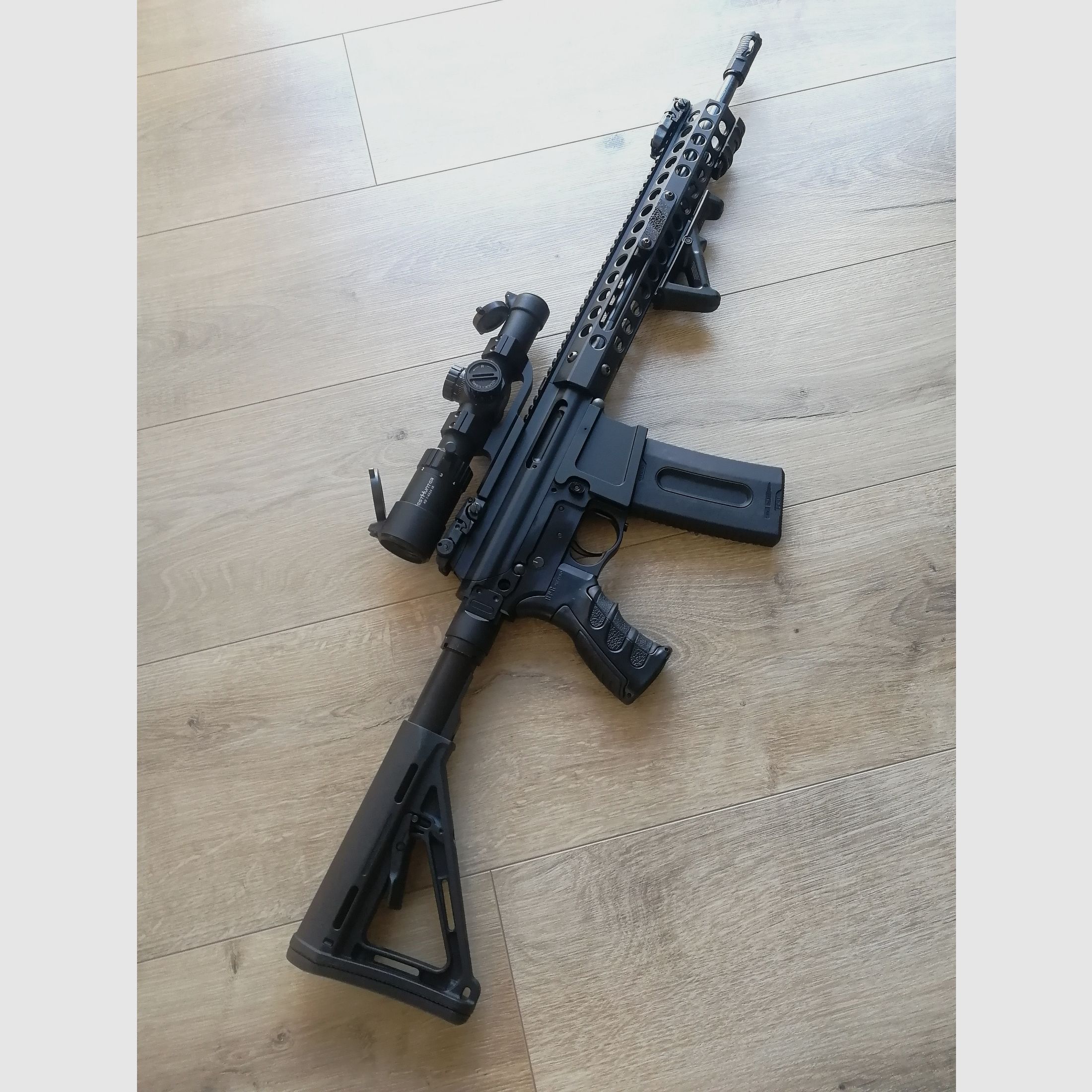 TROY Industries PAR .223 Rem. Sporting Rifle Vorderschaftrepetierbüchse "AR15 AR-15" 5,56 x 45mm NATO *WBK GELB* 1-6x24 Zielfernrohr *Pumpe * mit viel Zubehör * NEUwertig*