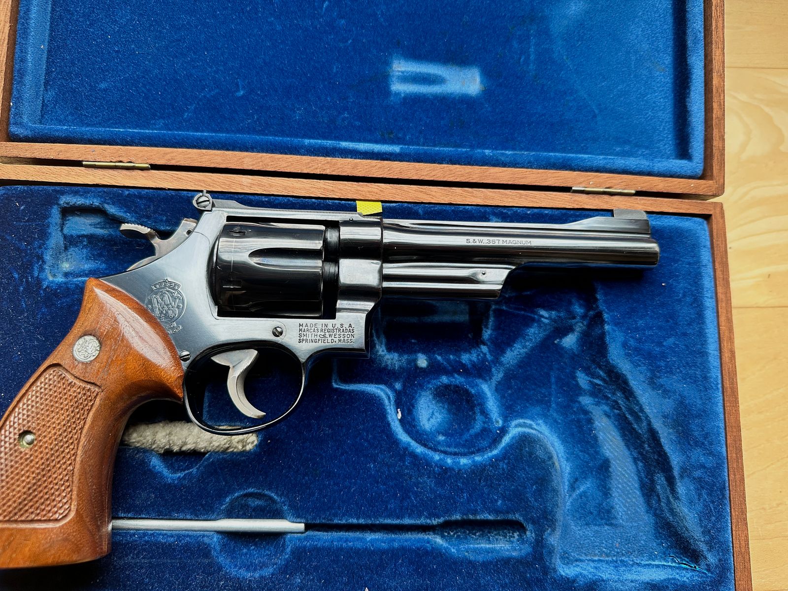 Smith & Wesson modèle 27-2 avec canon encastré et barillet rétracté