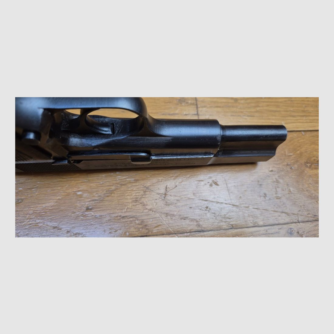 Schöner Browning GP 35 oder P640(b) / P35(b) – 9 para – Neueste Fertigung aus dem Sommer 1944 – Feste Visierung – Magazin gleicher Fertigung – Frost und Jahnel Holster aus Breslau von 1941 und 2. modernes Magazin – Guter Lauf, schöne Markierungen und einwandfreie Mechanik – Sehr schönes Exemplar in TBE / TBE+, Bild 12 von 28
