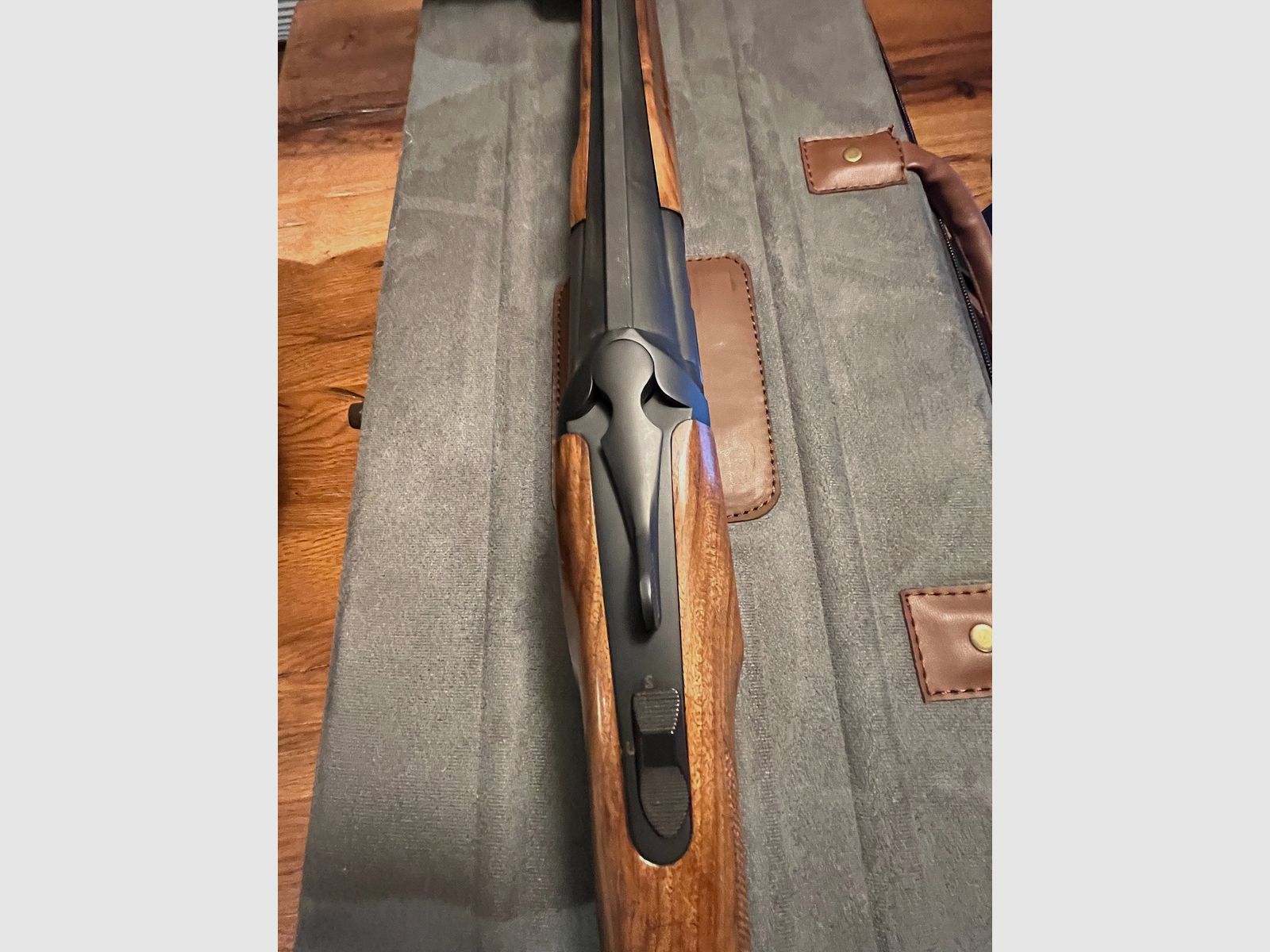 Akkar Churchill 206E Schwarz II