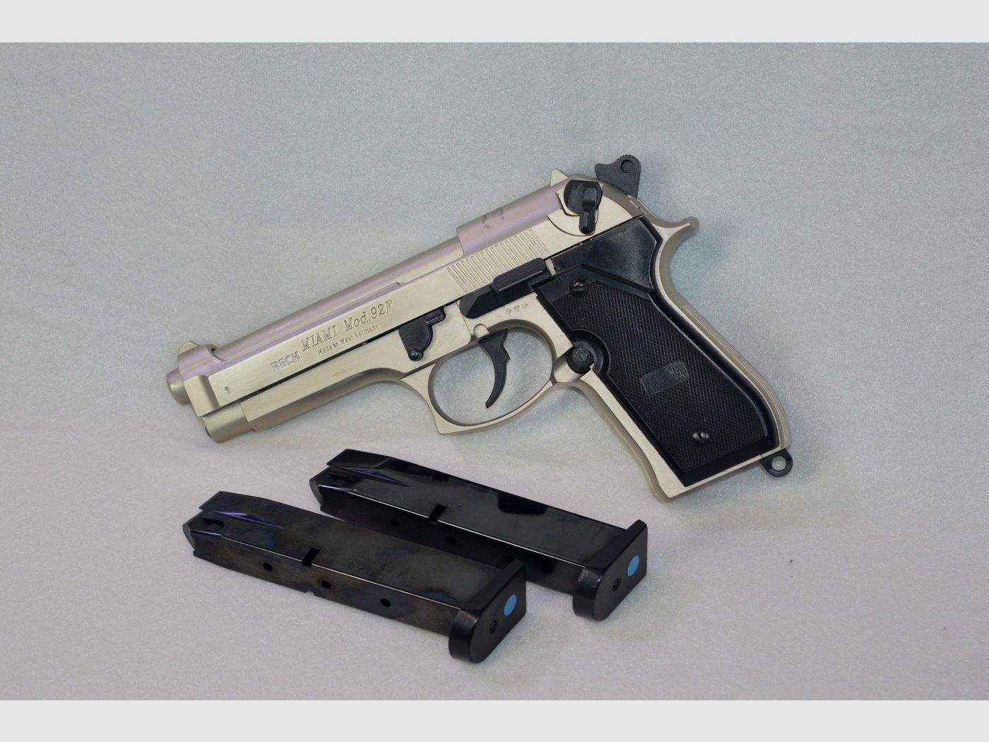 Top-Pakket! Reck Miami Mod. 92 F verchroomd, Cal. 9 mm P.A.K. + takt. Holster + 2. Magazin