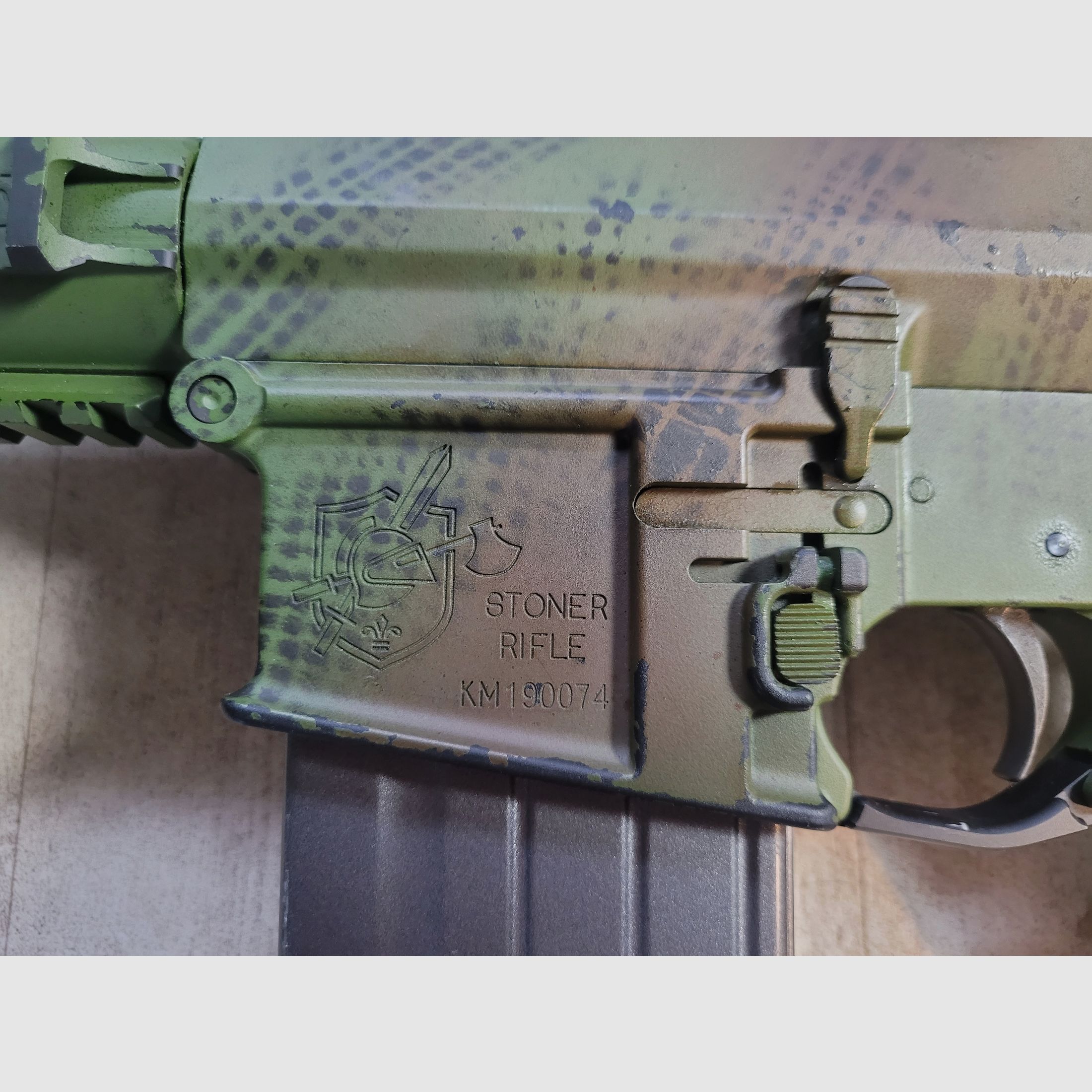 VFC SR25 ECC inkl. Firefield Shortdot, 4 Ersatzmagazinen mit Magpuls (Original) und AN/PEQ 15 Dummybox.