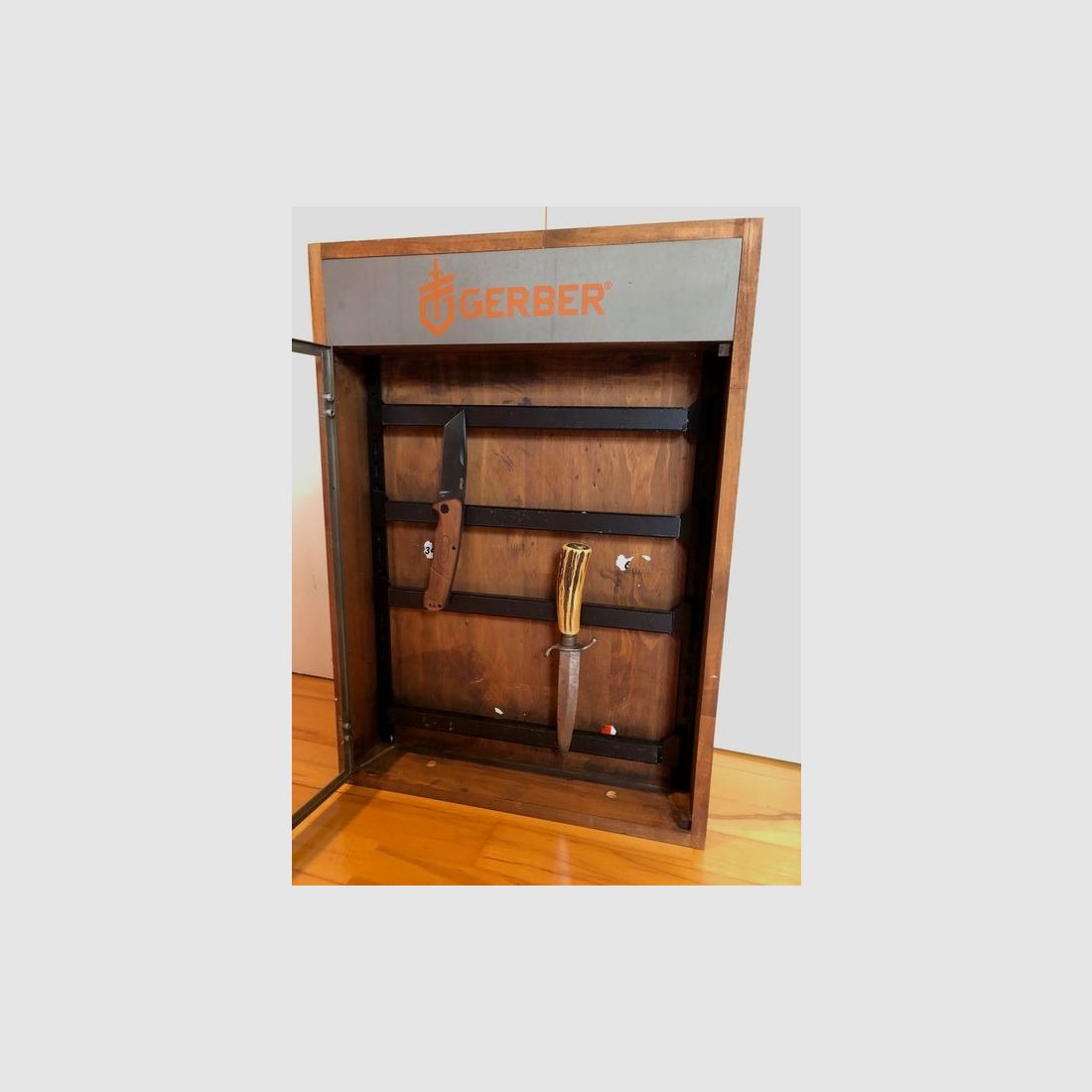GERBER Vitrine Schaukasten für Messer, Waffen  magnetisch 