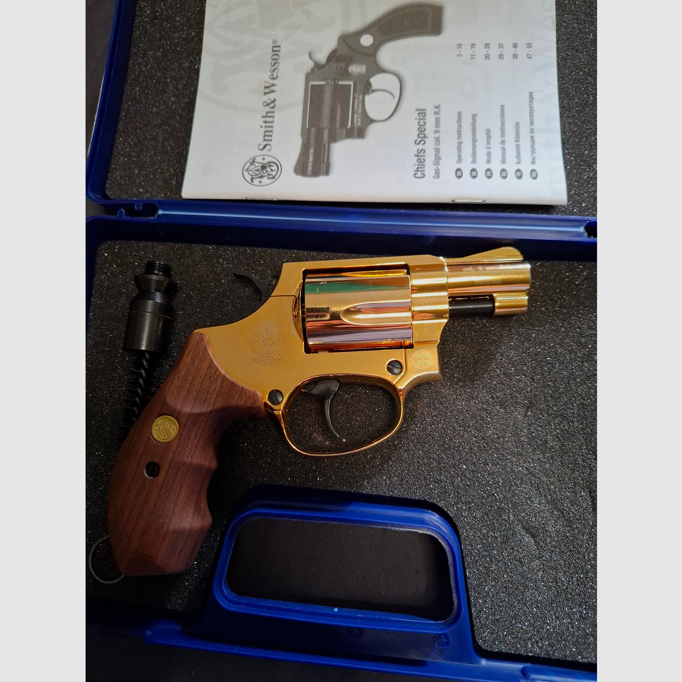 ATTENTION COLLECTORS" Smith & Wesson Chiefs special 24 Karat Gold finish 9mm RK NEW