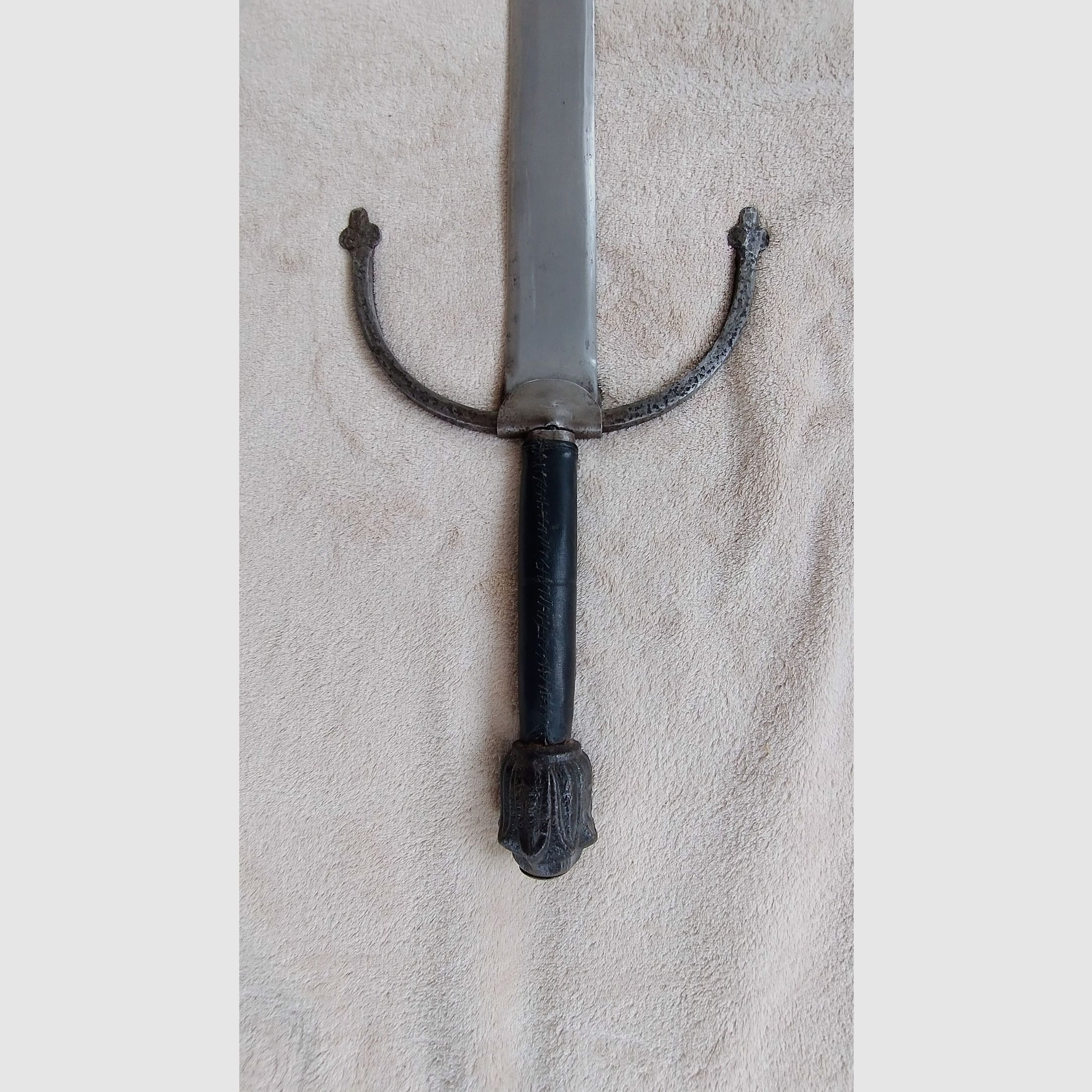 Historisch langzwaard ca. 1870–1900 – leren handvat – vernietigde knop – totale lengte 112 cm