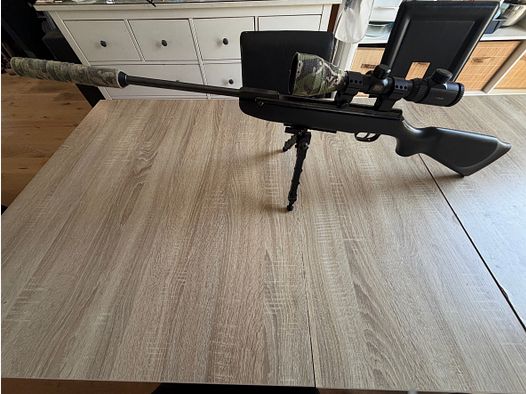 Carabine à air Weihrauch HW30K avec lunette de visée et silencieux.