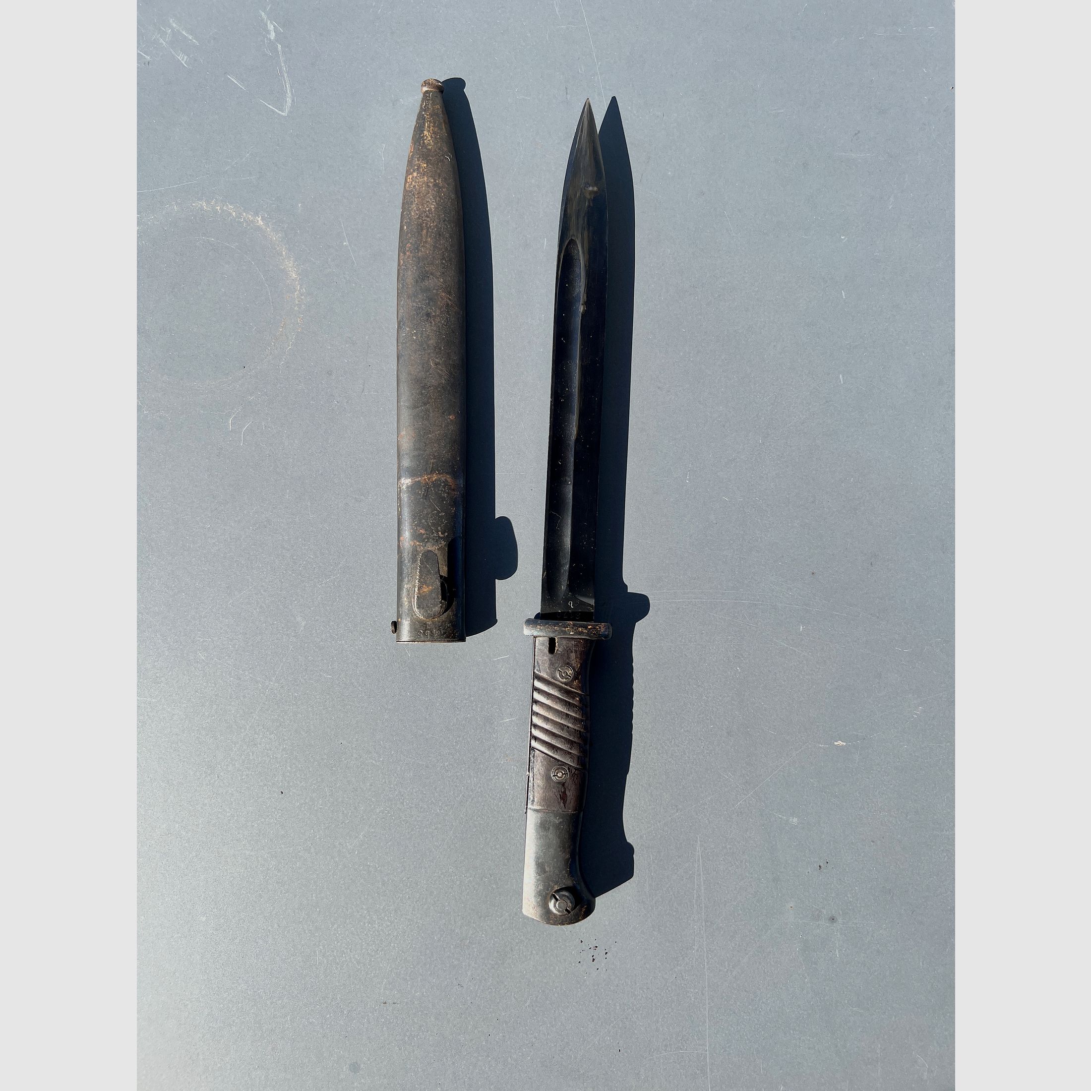 Originales deutsches K98 Bajonett / Seitengewehr 84/98 (Clemen & Jung, 1940) mit Scheide (1942)