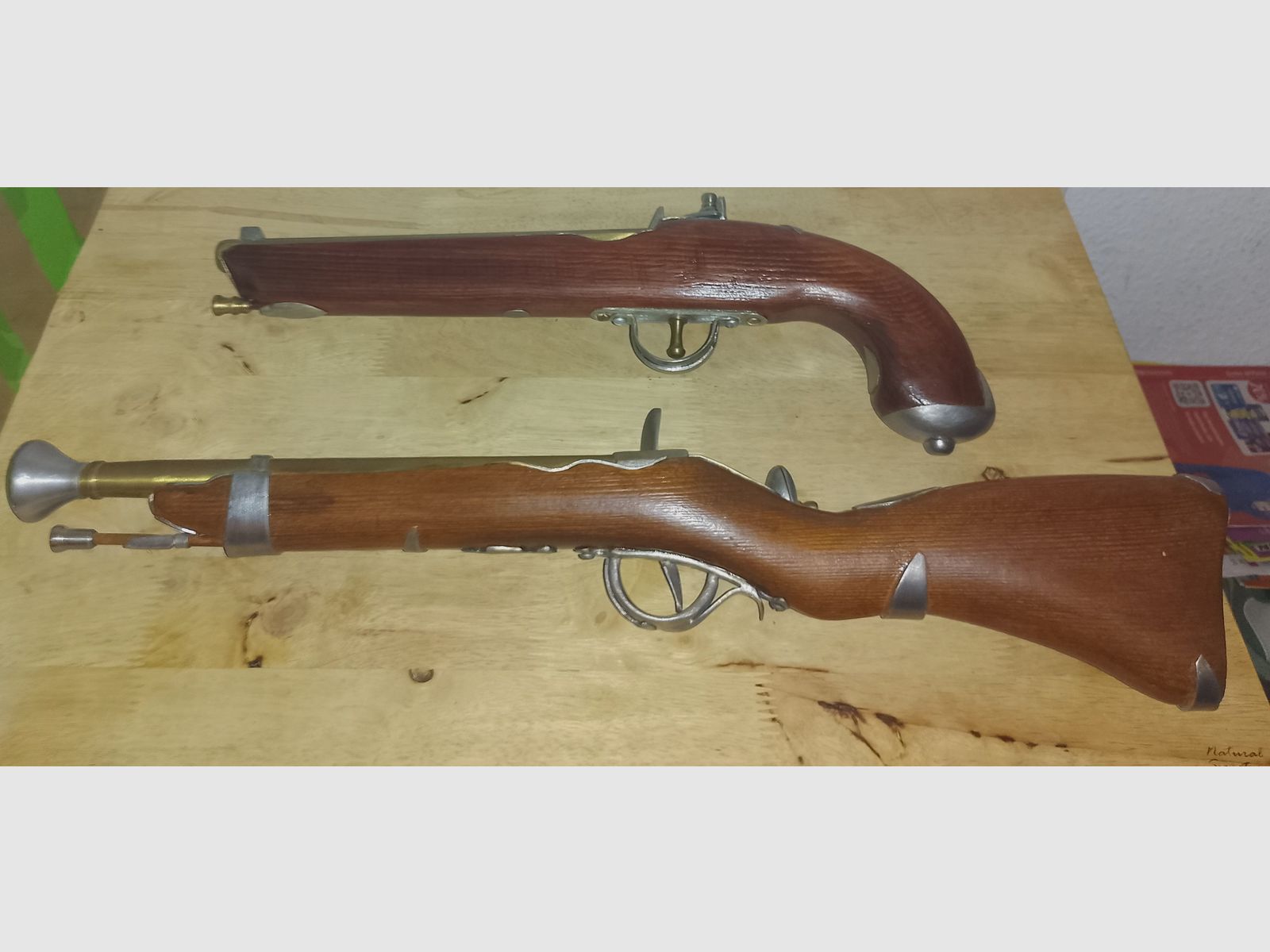 Rareza de pistolas de decoración, hecho a mano de latón, estaño y madera 58cm y 45cm