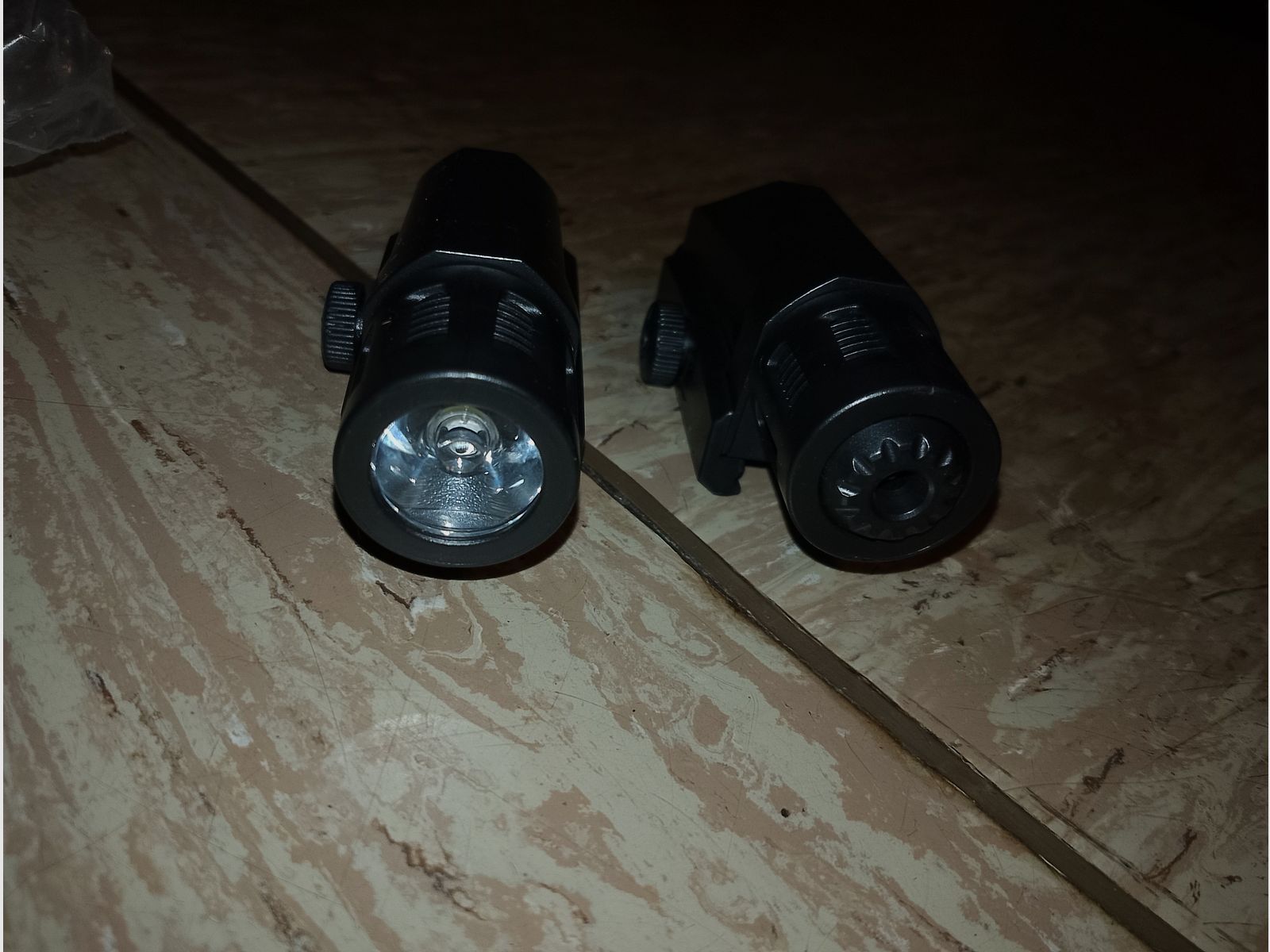 Tactical Taschenlampe Flashlight und Red DOT Laser für picatinny 20mm Set schwarz inklusive Batterien neu Airsoft Softair 