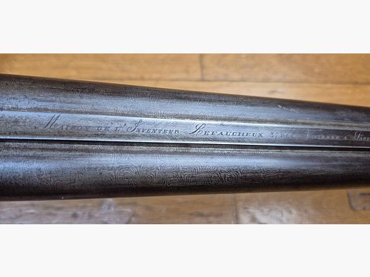 Sehr schönes Seitengewehr – Signiert auf der Laufbande „Maison de l’Inventeur Lefaucheux – 37 rue Vivienne in Paris“ – Wunderschöne Damaschusläufe – Kal. 16 – Brünierung bei 85% – Wunderschöne Gravuren an Beschlägen und Teilen – Alle Schrauben guillochiert – Schaftplatte aus Ebenholz – Sehr schönes rotes Nussbaumholz – Ausgezeichneter mechanischer Zustand – Kein Spiel – Läufe innen noch sehr sauber trotz alter Oxidation – Und ein „ECHTER“ Lefaucheux! – Waffe in TBE insgesamt – TBE