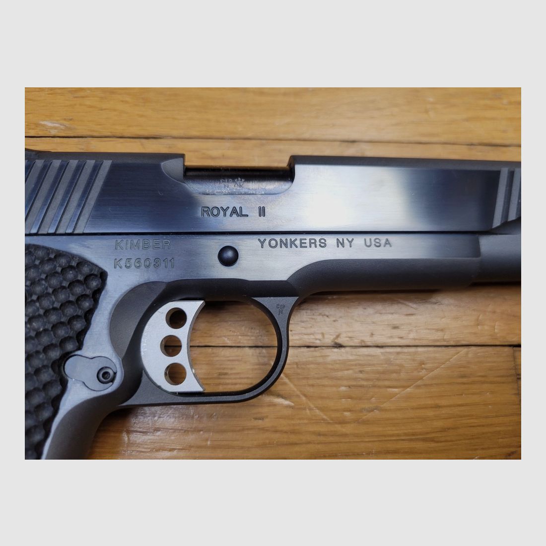 Superb Pistole Kimber Royal II Blau – Blue Charcoal Griffschalen – Kal.45 – Zusätzliche Aluplaketten zu den echten Knochenplaketten! – Leichter Hahn und Abzug – Extra große Beavertail – Vergrößerte Sicherungsbedienung – Serrationen vorne an der Schlitze – Der 1911 in seiner höchsten Form! – Originalkoffer mit allen Zubehörteilen, Dokumenten und Werkzeugen – Gebraucht im perfekten neuwertigen Zustand!, Bild 6 von 24