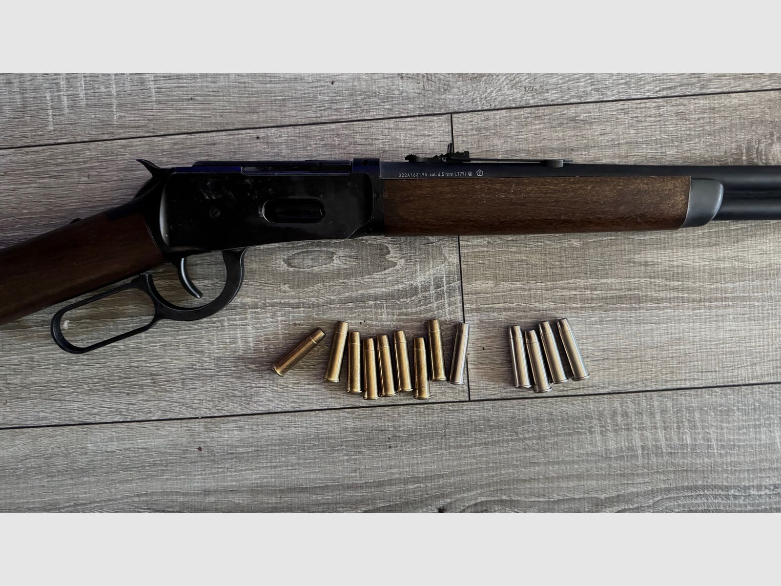 Umarex Legends Cowboy Rifle 4,5 mm bois véritable – État impeccable, fraîchement nettoyé, énorme ensemble incluant des douilles, des Hornets et des fléchettes (VB)