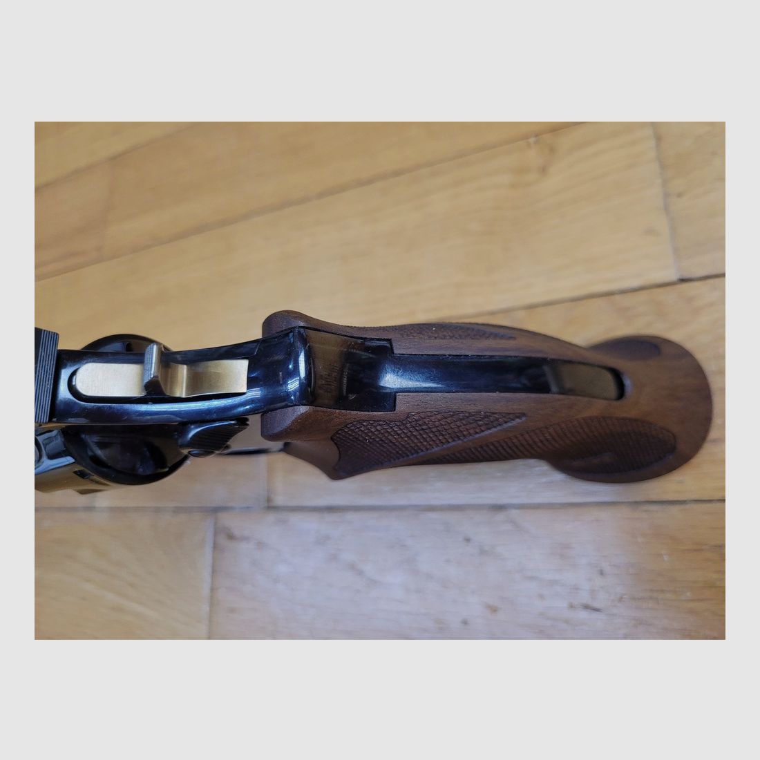 Sublimer Revolver Manurhin MR73 Modell Sport – Kal. .357 mag in 5 1/4 Zoll – Herstellung Chapuis von 2002 in hervorragendem Zustand – Serie HA Sport – Tiefblau glänzende Brünierung zu 100% – Lauf und Kammern spiegelglatt – Traumhafte Mechanik – Patridge-Visier – LPA-Visierung – Sichtlinie von 20cm – Neuzustand mit Trausch-Griffen zusätzlich in seiner Originalbox, Bild 12 von 22