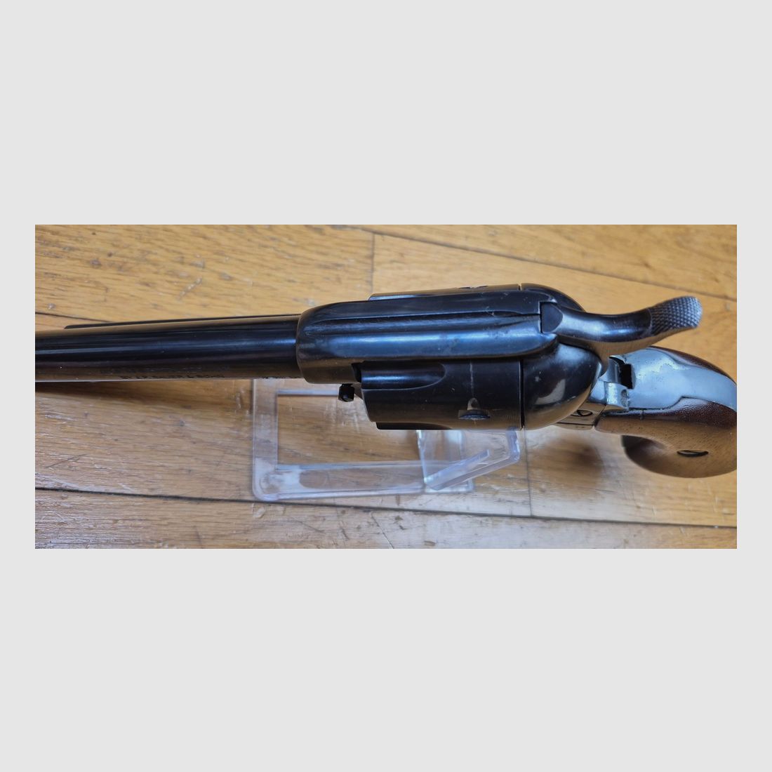 Bellissimo revolver Sauer & Sohn Western Six Shooter — .45 Long Colt — Prova Kiel del 1968 – SAA 1873 – Canne da sei pollici – Buone impugnature in noce in TBE – Meccanica molto buona – Canne a specchio superbe / camere idem – Bellissimo Buscadero 100% in TBE incluso! – Arma in BE+/TBE, immagine 15 di 29
