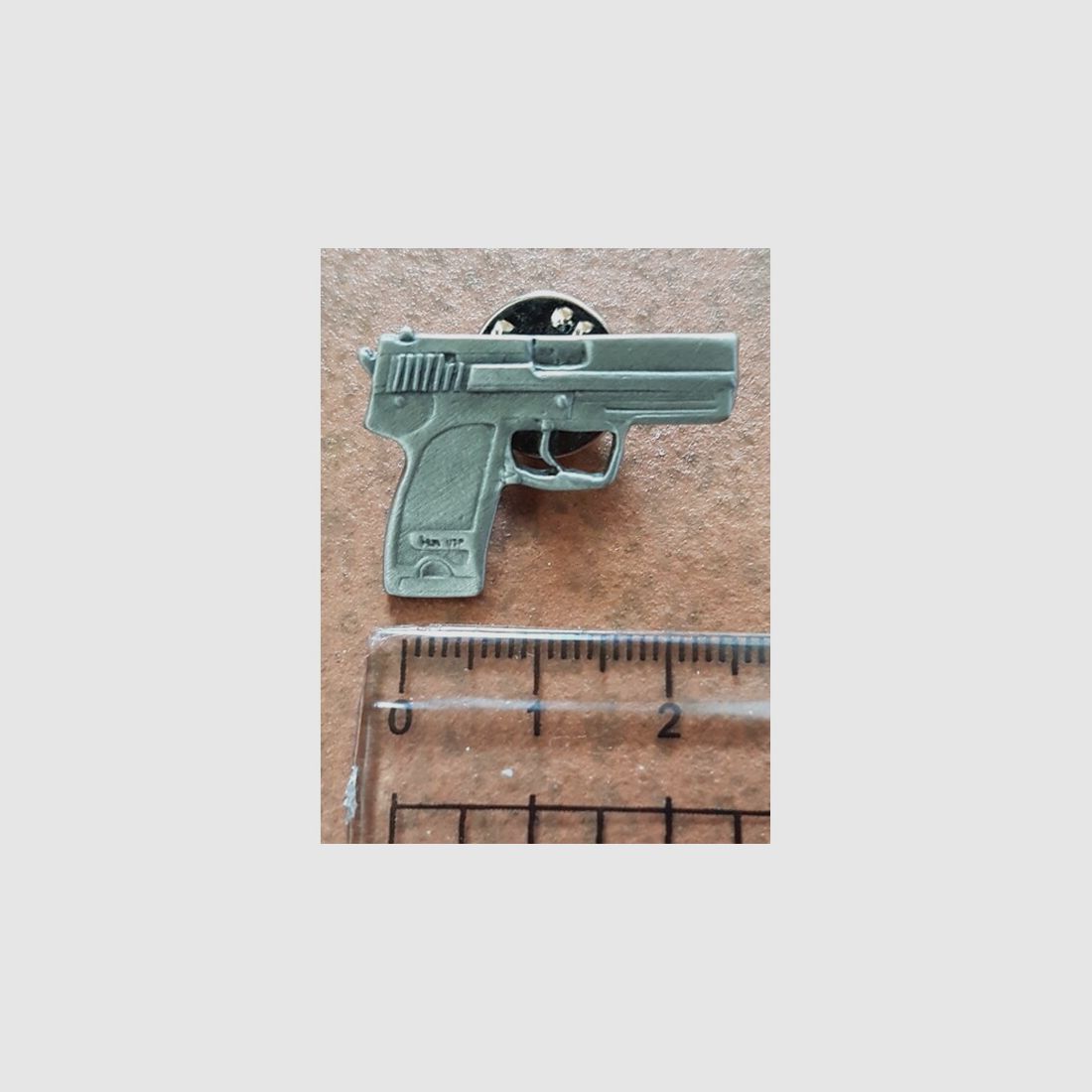 Pin Anstecknadel Hutnadel Pistole HK USP silberfarbig