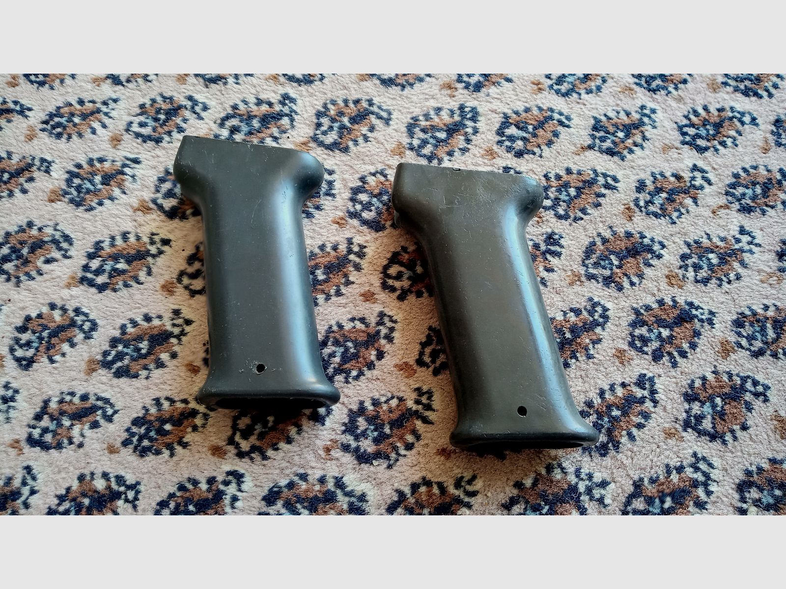 2 poignées en plastique AMD-65 hongroises de FEG même numéro de coulée 63 // AK / AKM / AK74 / AK-100 / Type 56, image 2 sur 11