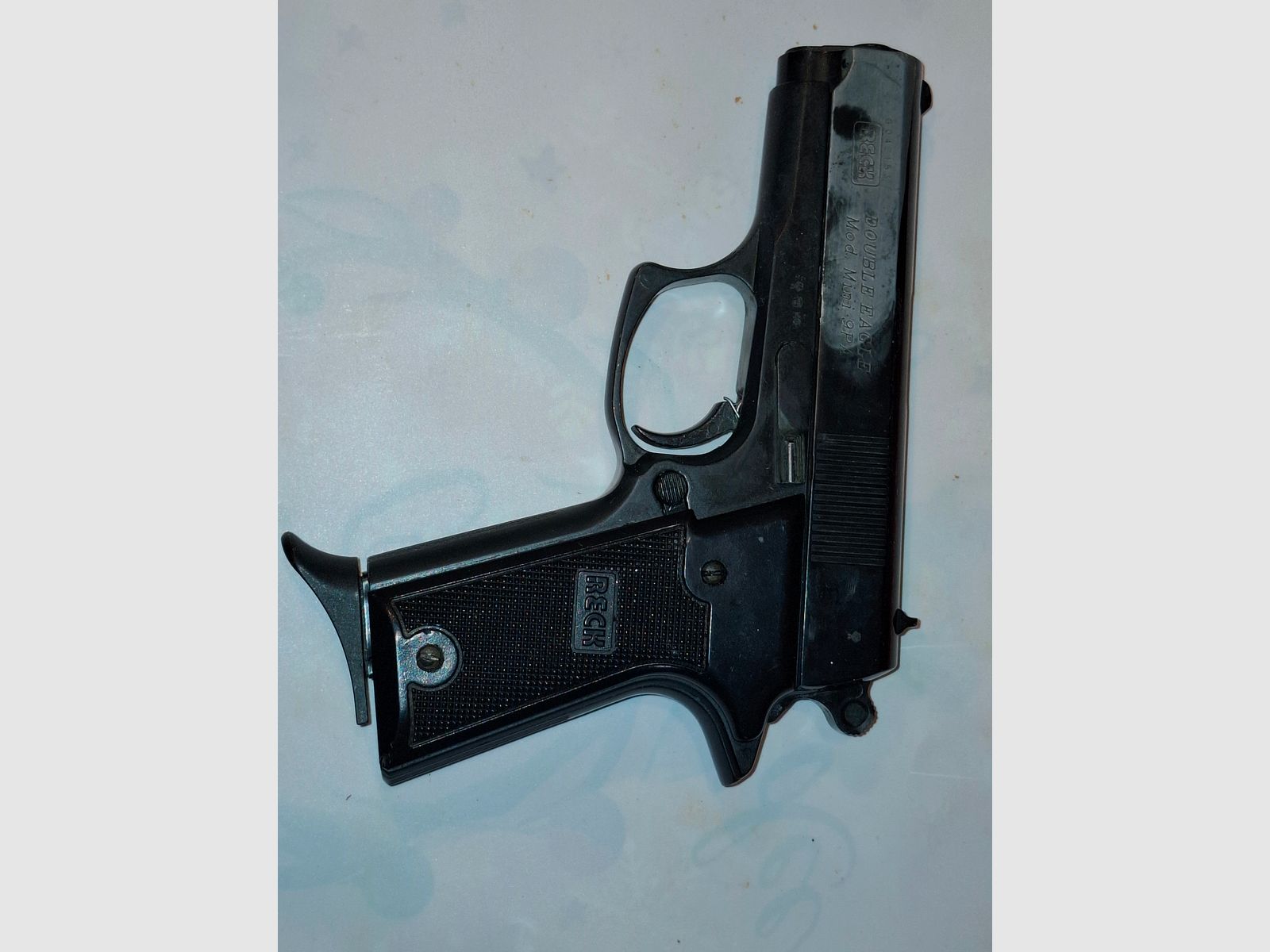 4 pistolets/ revolvers à blanc