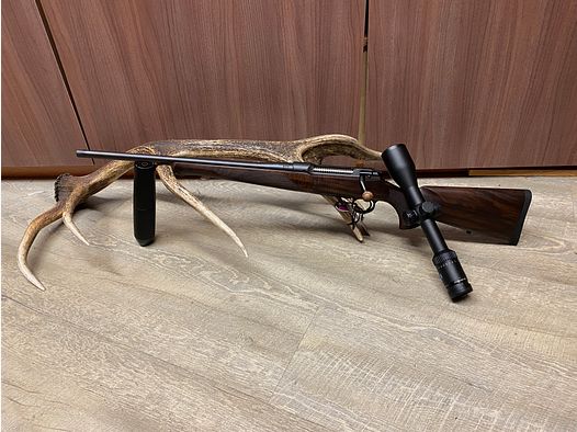 Sauer 101 Artemis VS, links, mit Zeiss Conquest V6 2-12x50 M, mit Schiene