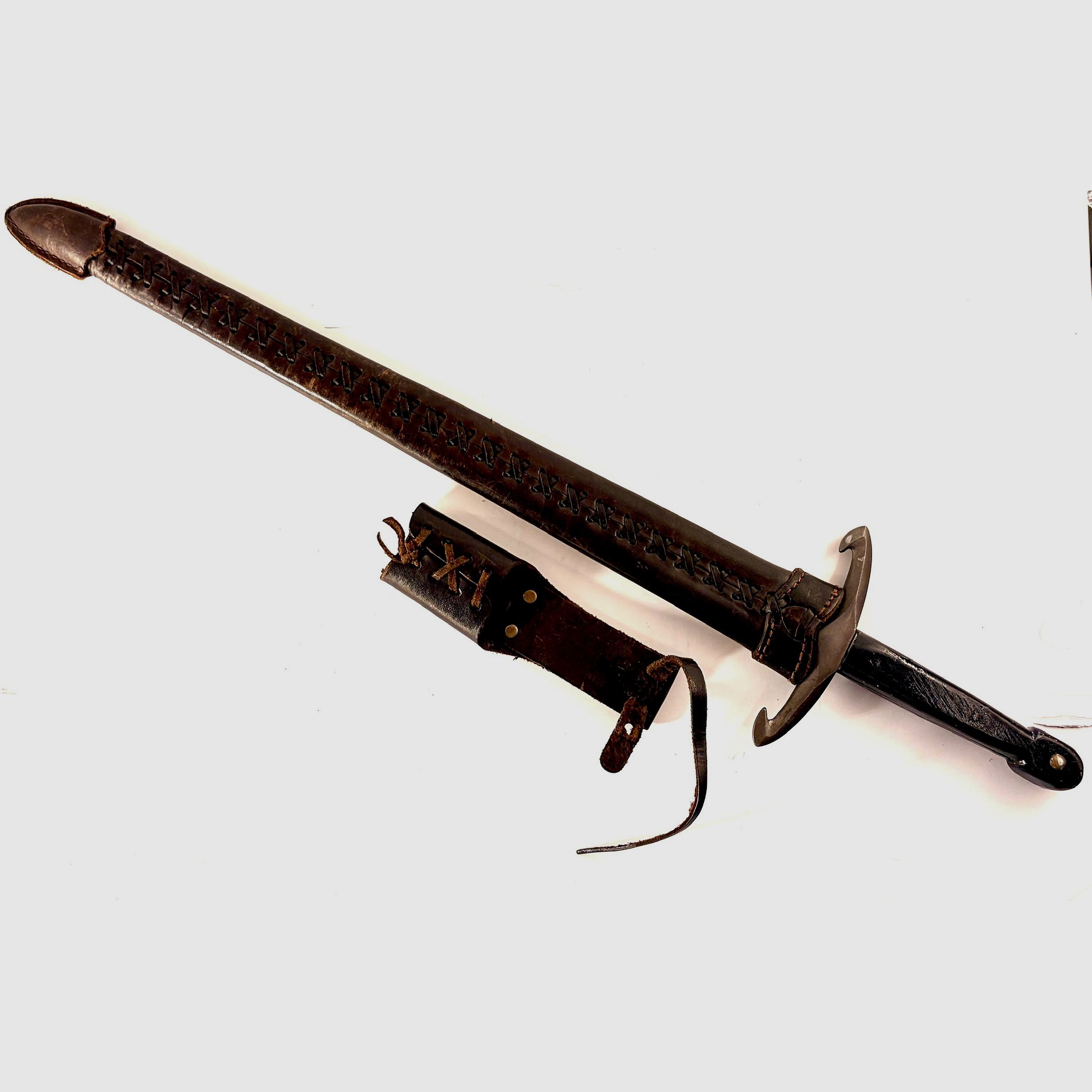 Set de armas y cubiertos medievales – espada de una mano, cubiertos y cuchillo vikingo