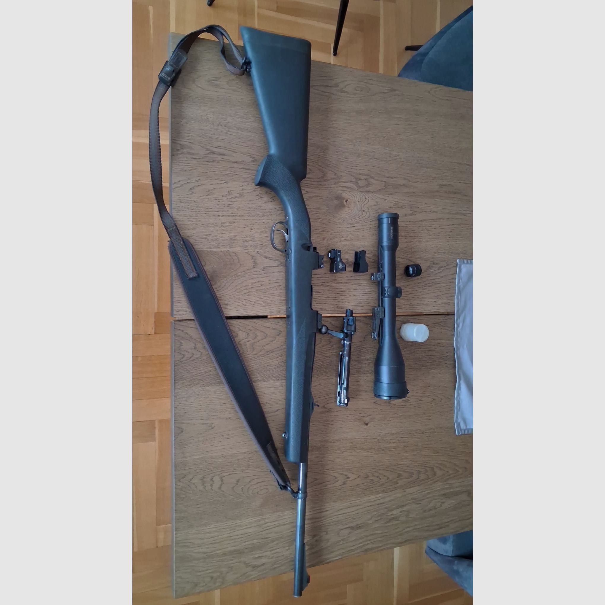 Mauser 98 „Forest“ in calibro 9,3x62 – pacchetto completo (Swarovski 8x56 + Docter Sight)