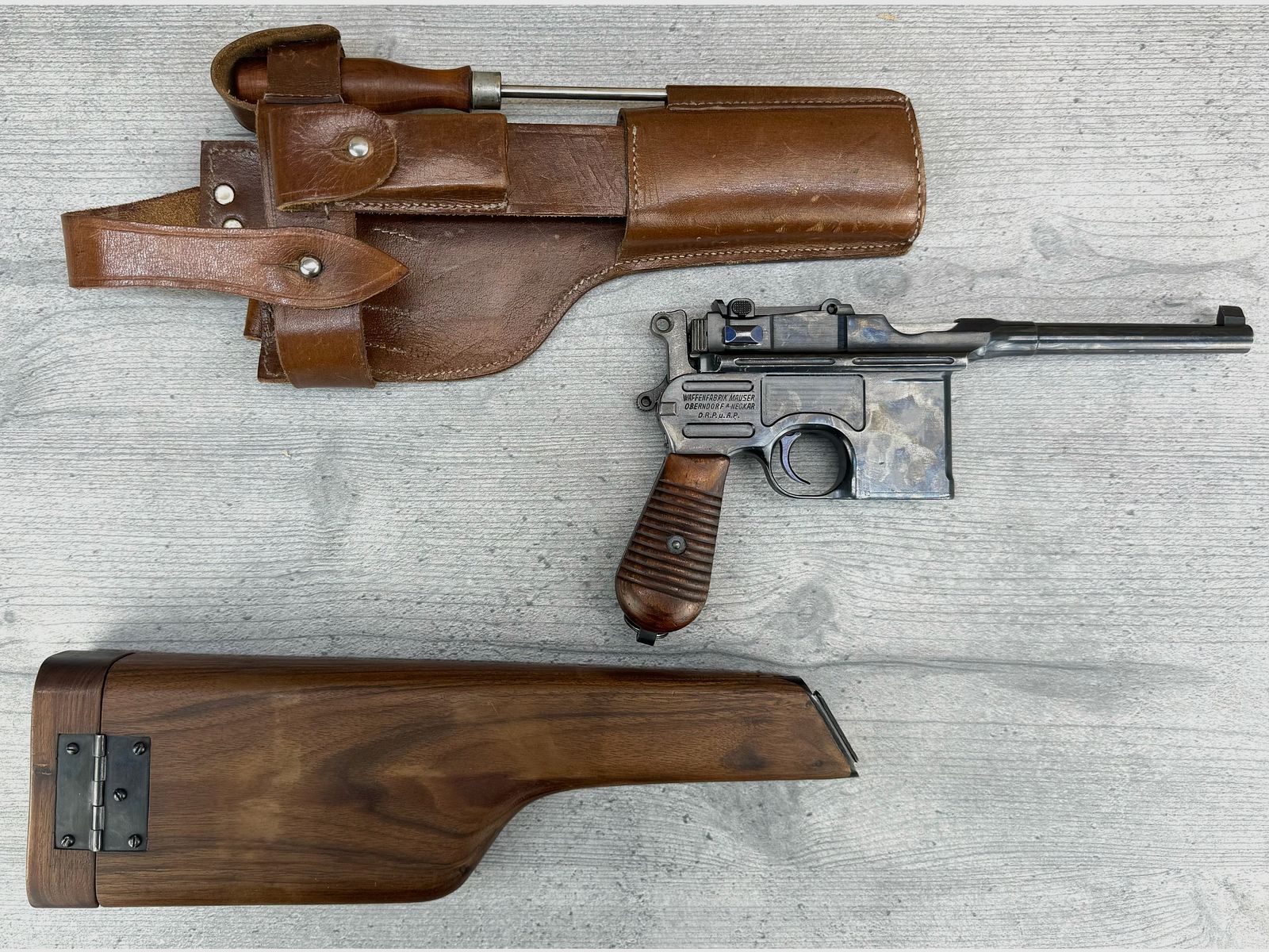 Mauser C96 + soporte de madera + funda de cuero + 1 cargador + varilla de limpieza