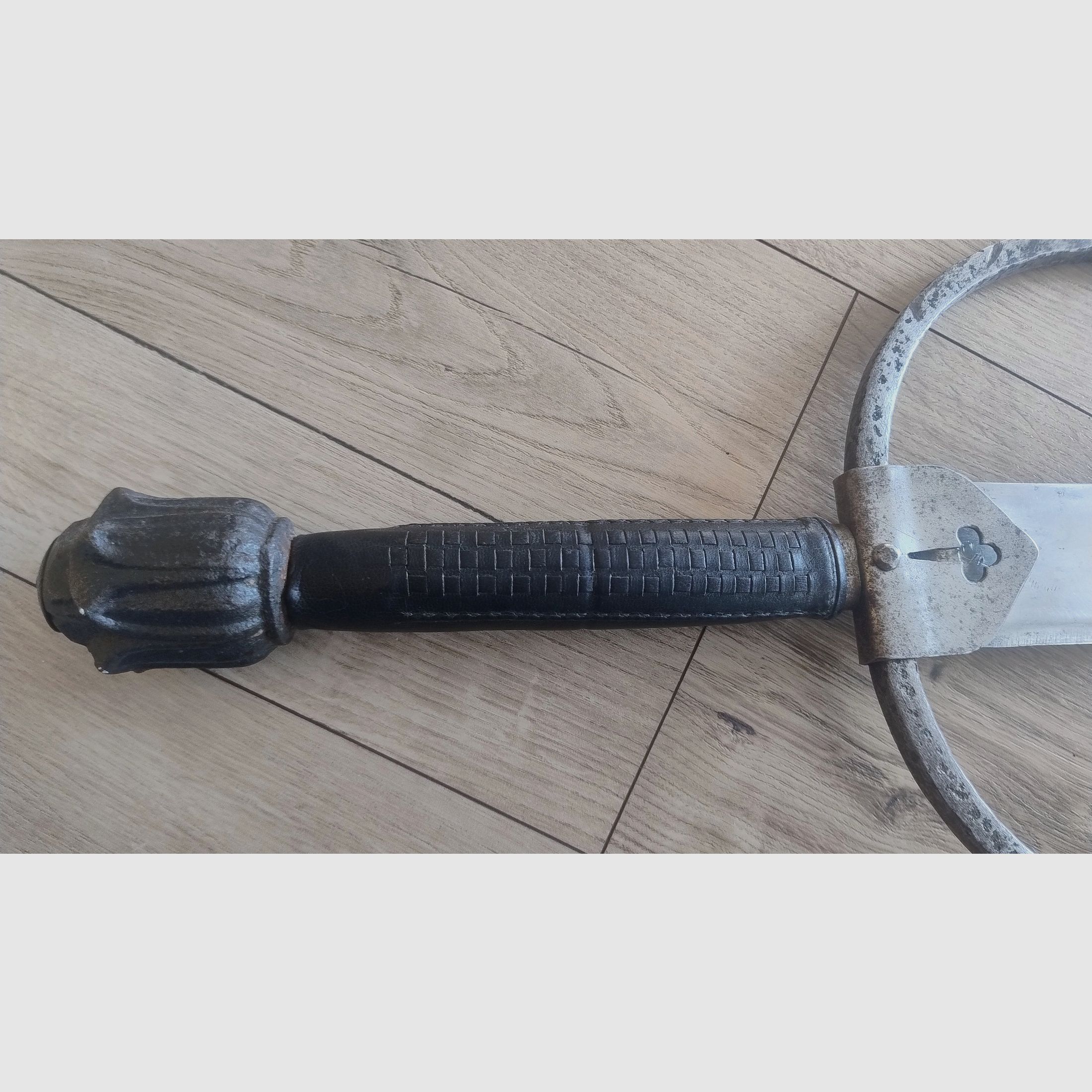 Historical longsword approx. 1870–1900 – leather grip – peened pommel – total length 112 cm