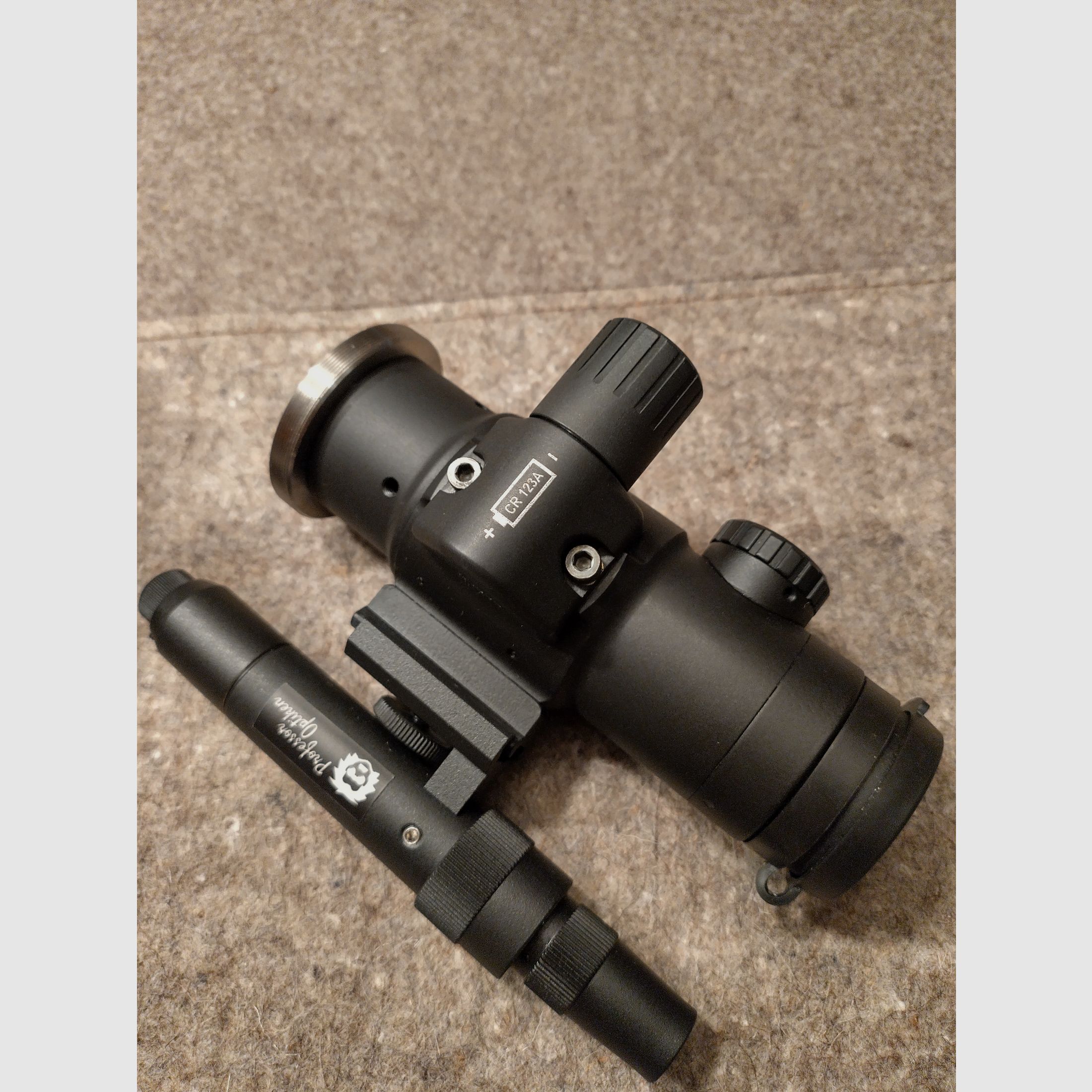 Nachtsichtvorsatzgerät Hunsrück NSG 45 mit Hunsrück IR 850 und Adapterring M33,5x0,75mm auf M52x0,75mm. Absolut neuwertig, kein Gebrauch!!!