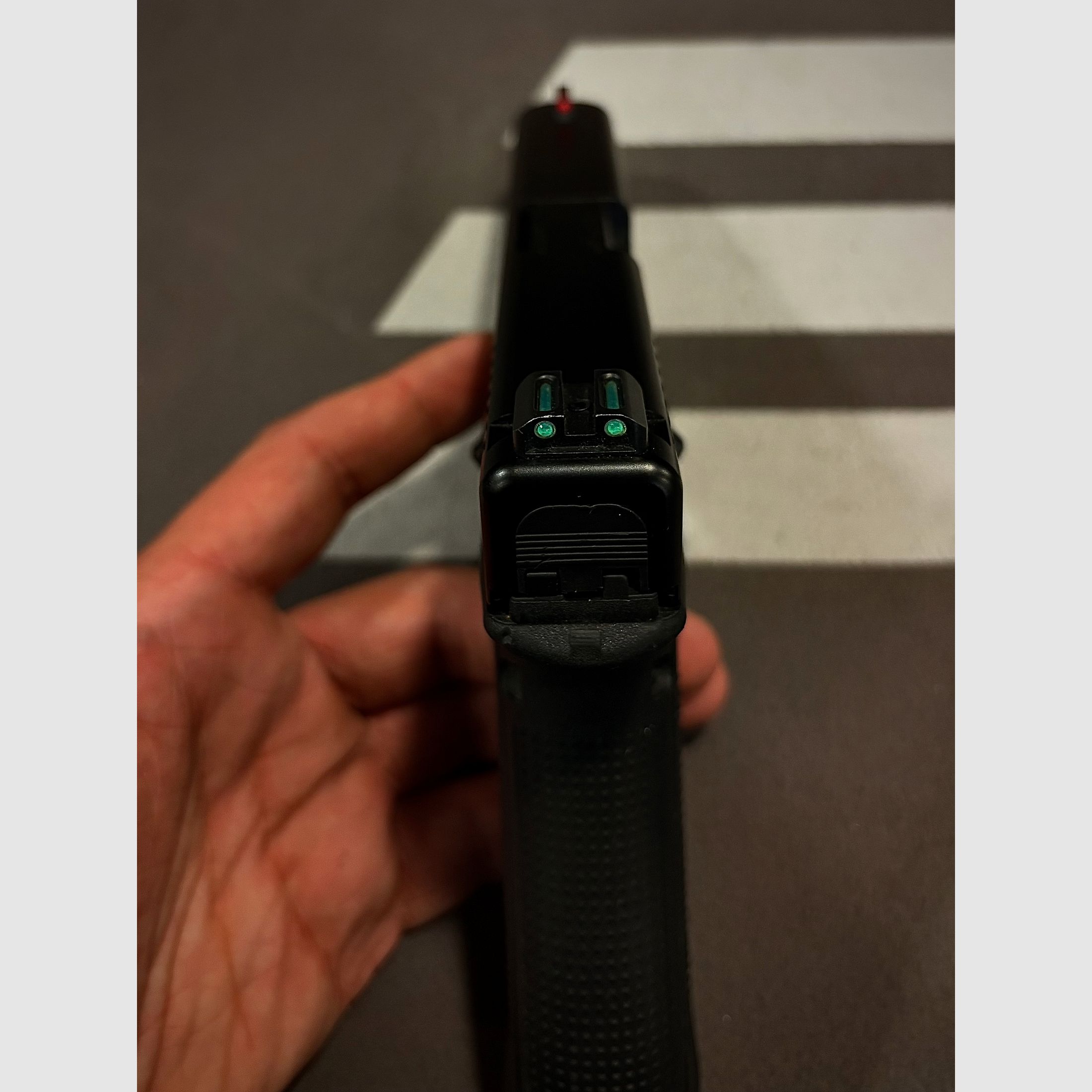 Pistola Glock 17 Gen 5 cal. 9x19 con mire in fibra ottica TruGlo – senza caricatore, con scatto modificato. #535, immagine 2 di 3