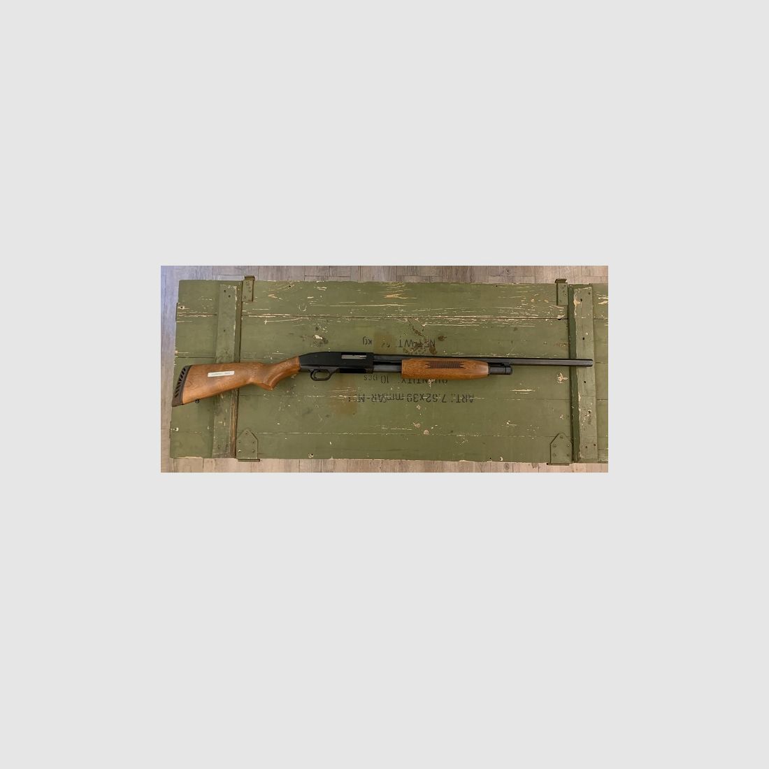 Pump-action shotgun Mossberg 500A wooden stock smooth barrel cal. 12/76 – used