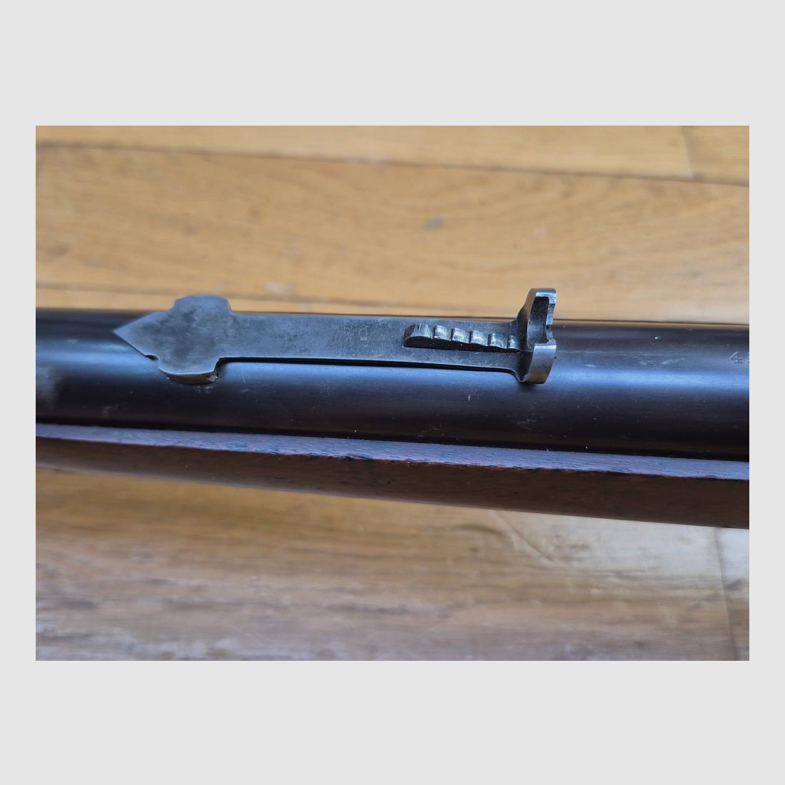 Außergewöhnliche Winchester Repetierbüchse Modell 1885 – Kal. 45-90 – 1. Patent von Browning! – Spezial für Bisons und TLD! – Waffe von 1899 – Sehr seltenes Modell High Wall Rundempfänger – Sehr schönes amerikanisches Nussbaumholz – Original brüniertes Gehäuse TBE – Perfekte Mechanik – Schwerer Spiegel-Lauf – Gute Markierungen – Forgierte Buck Horn Visierung und Marble Diopter – TBE+, Bild 27 von 41