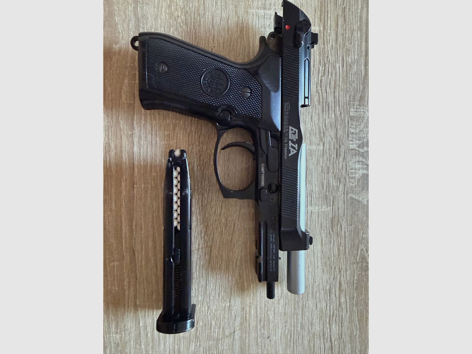 Pistolet airsoftowy KJW Beretta M9A1 z magazynkiem gazowym