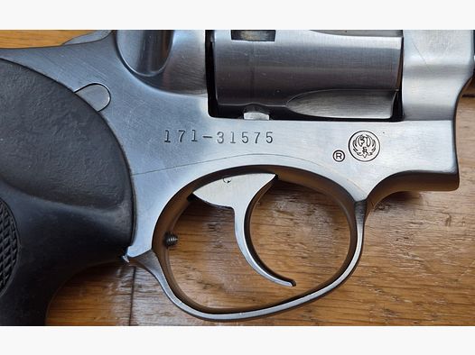 Peu courant Revolver Ruger GP 100 « Custom » – Modèle Canon 6 pouces – Rare customisation à canon Lourd ABOM en Allemagne – Rail intégral acier à hausse réglable et guidon Wichita 100% acier – Cal. 357Magnum / 38 special – Arme de septembre 1992 – Rare custom Ruger – TBE/TBE+
