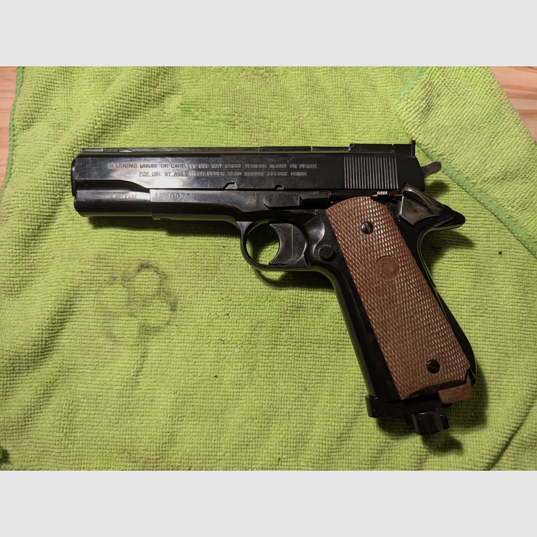 Pistolet CO2 Daisy Mod. 45 Power Line 45 4,5 mm Diabolo similaire au 1911