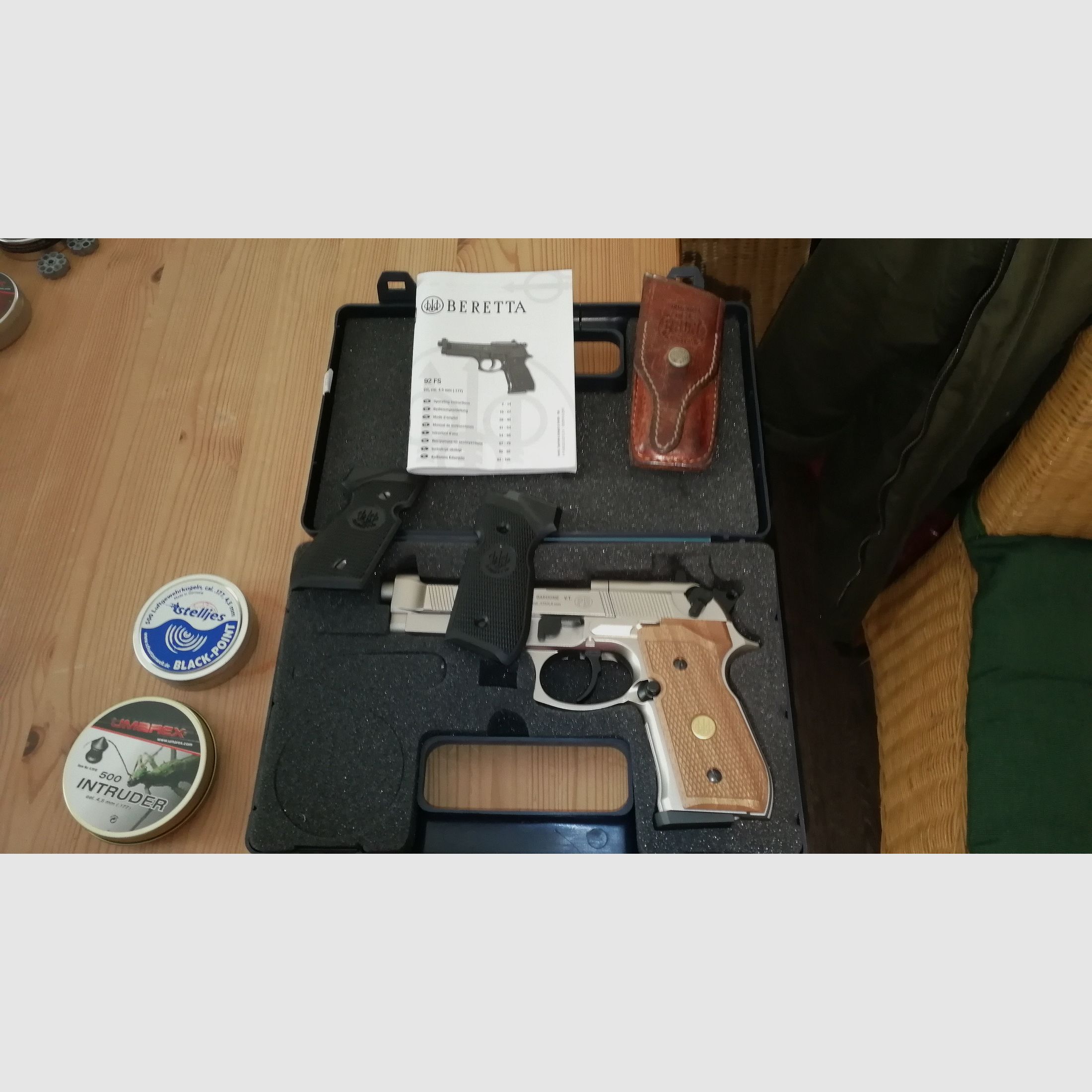 Beretta Mod. 92 FS vernickelte Luftpistole mit Holzgriff- und Kunststoffgriffschalen und viel Zubehör