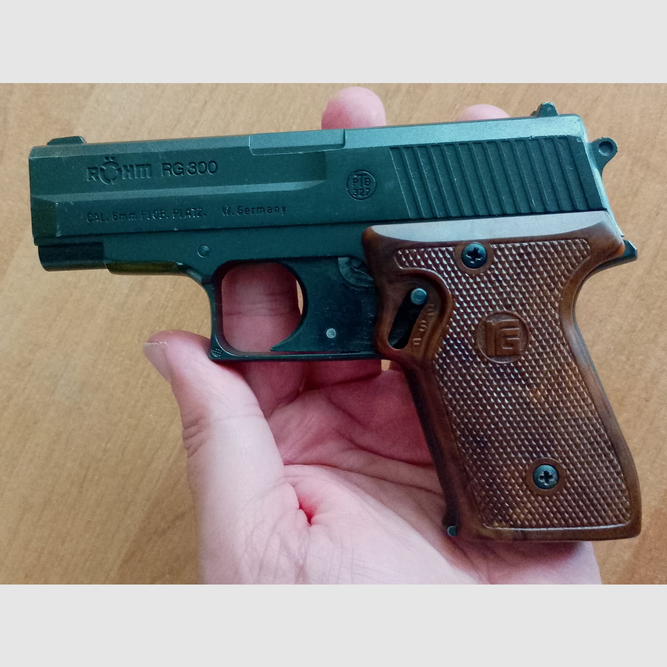 Alte Röhm RG 300 Schreckschuss Pistole Kal. 6 mm Knall Flobert