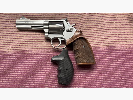 Revolver Smith & Wesson Mod. 686-3, calibro .357 Magnum/.38 Special dal Smith & Wesson Performance Center con compensatore e munizioni!!