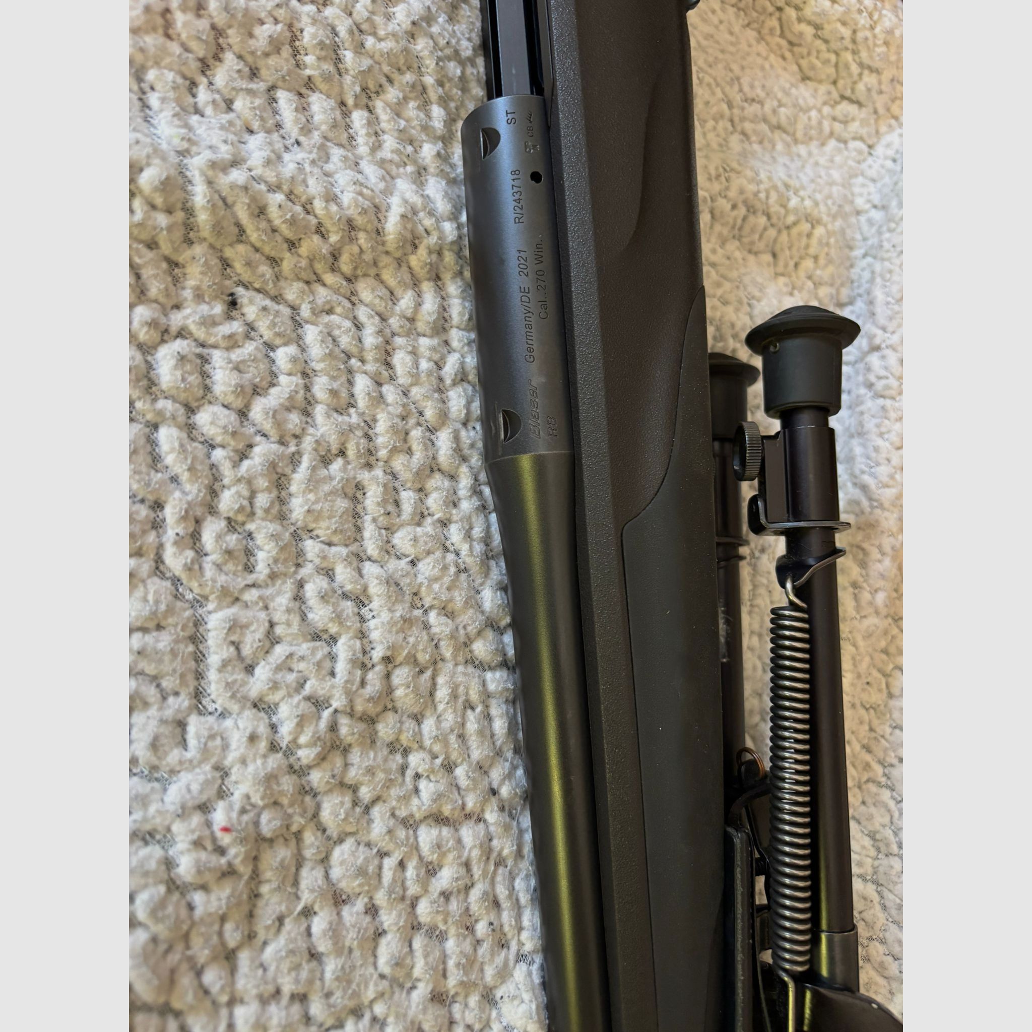 Blaser R8 270 Win. Bez celownika, ale z akcesoriami