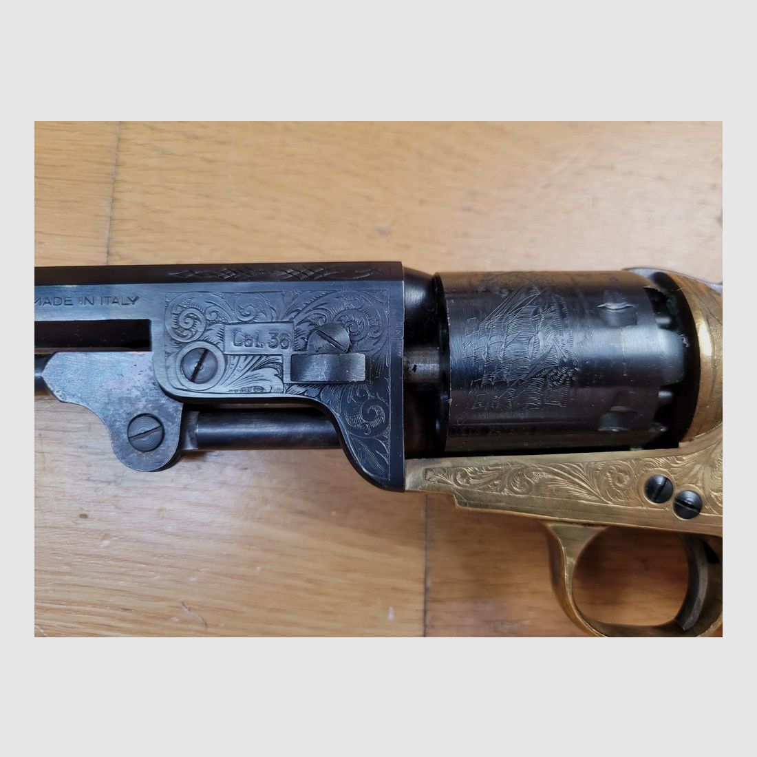 Zeer mooie Colt 1851 Pietta Zwartpoeder Revolver – Navy Model – Zeer mooie gegraveerde variant – Loop 7,5 inch – Kaliber 36 – Vuurwapen uit 1978 – TBE++, afbeelding 19 van 22