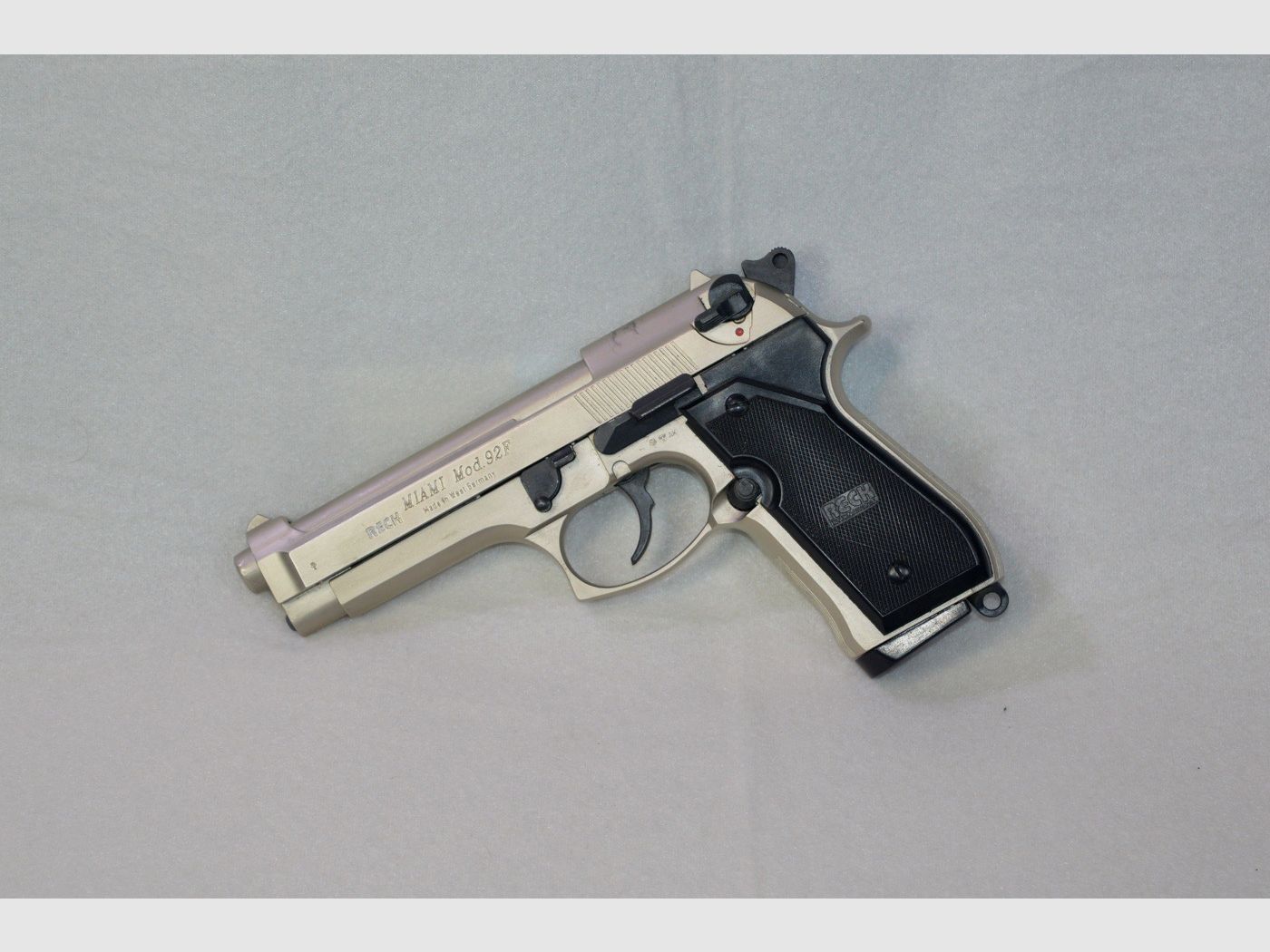 Top-Pakket! Reck Miami Mod. 92 F verchroomd, Cal. 9 mm P.A.K. + takt. Holster + 2. Magazin